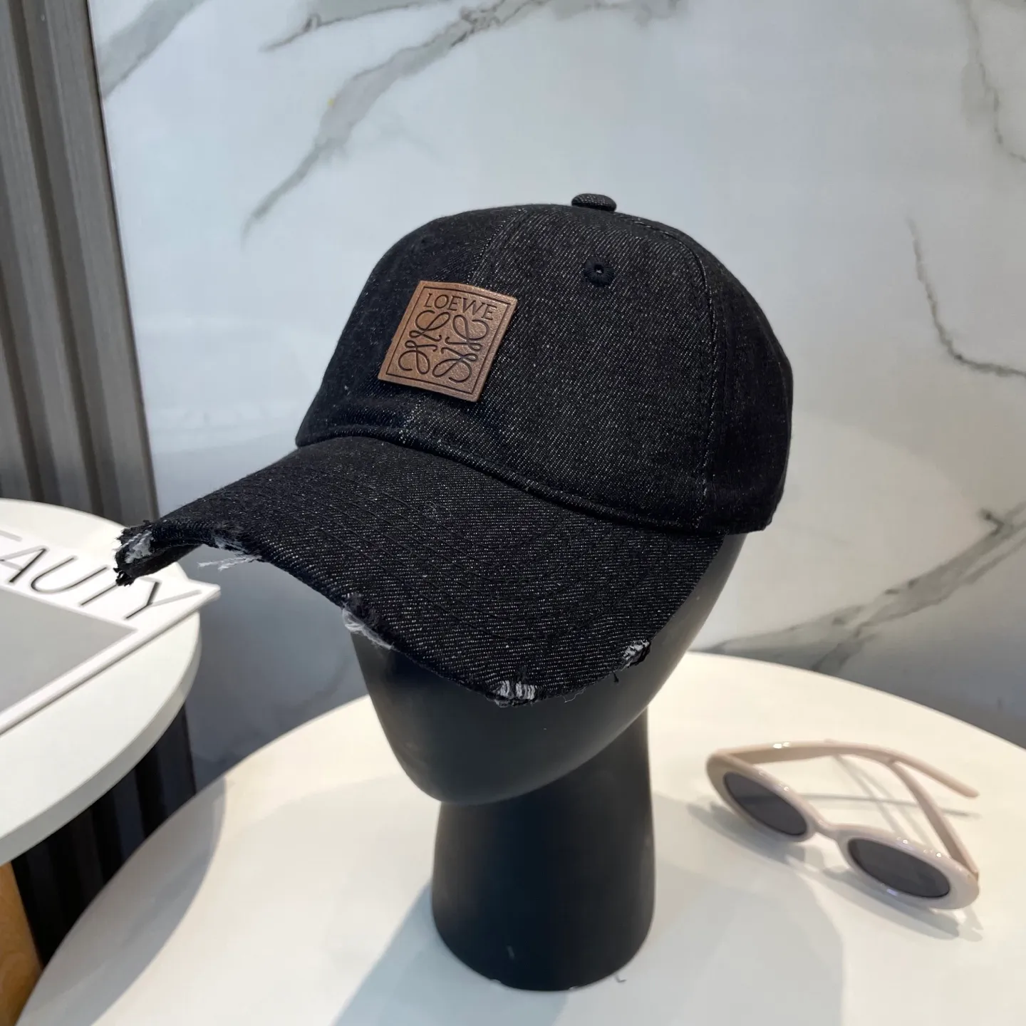 P56 LOEWE's new washed denim baseball cap. Classic LOEWE embroidered logo. Same style for men and women. Versatile and breathable, can be worn in all seasons.