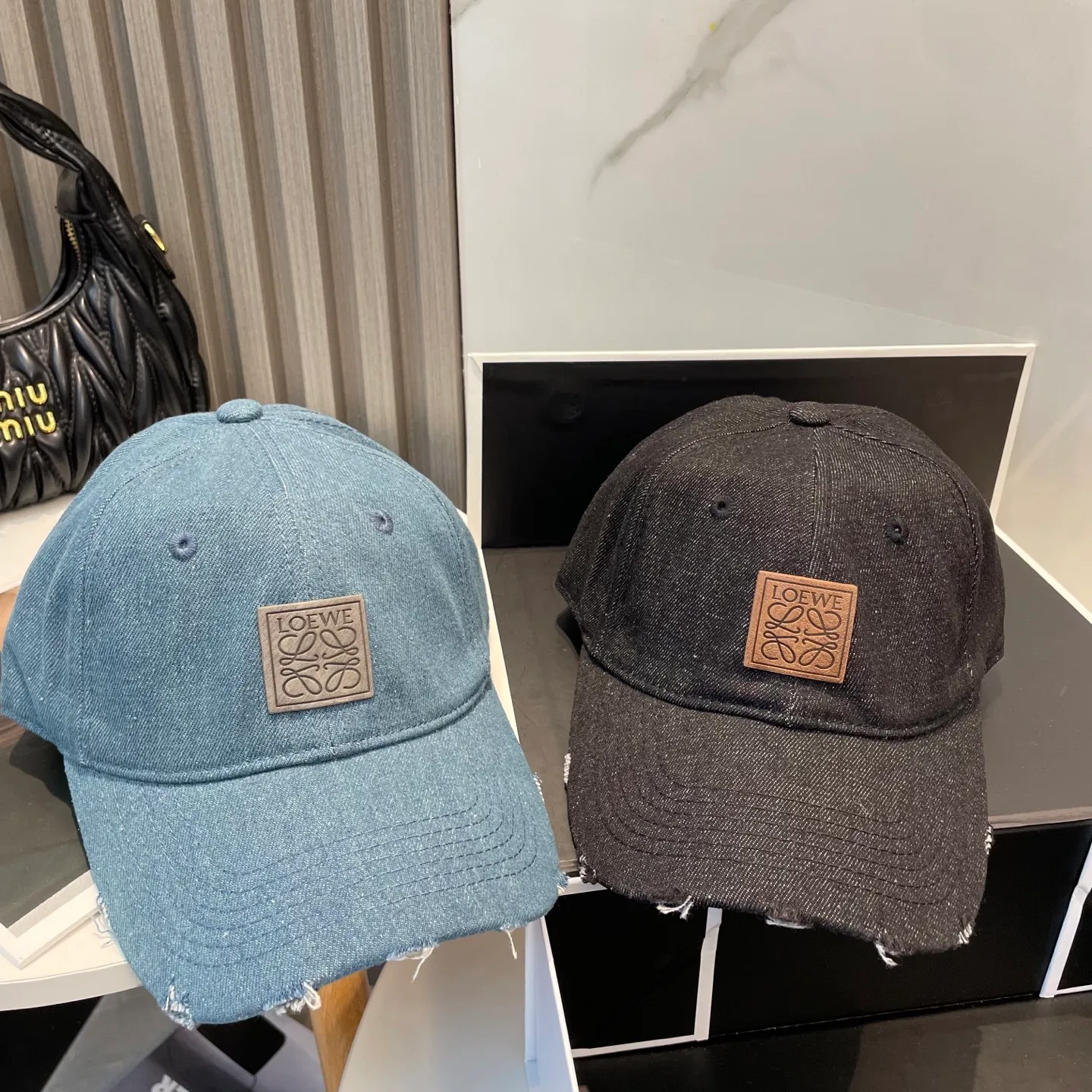 P56 LOEWE's new washed denim baseball cap. Classic LOEWE embroidered logo. Same style for men and women. Versatile and breathable, can be worn in all seasons.