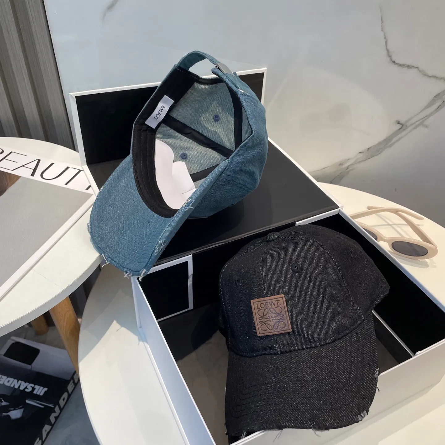 P56 LOEWE's new washed denim baseball cap. Classic LOEWE embroidered logo. Same style for men and women. Versatile and breathable, can be worn in all seasons.