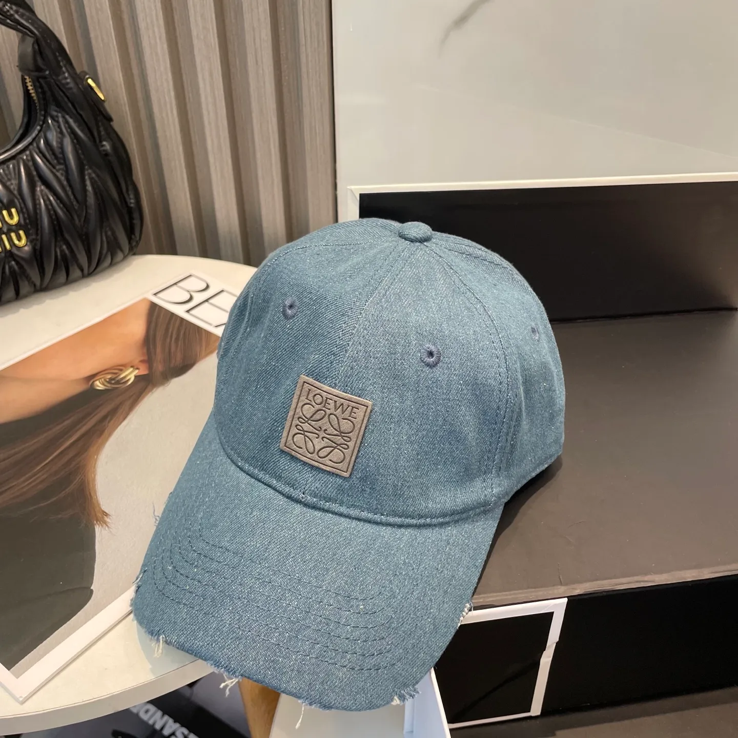 P56 LOEWE's new washed denim baseball cap. Classic LOEWE embroidered logo. Same style for men and women. Versatile and breathable, can be worn in all seasons.