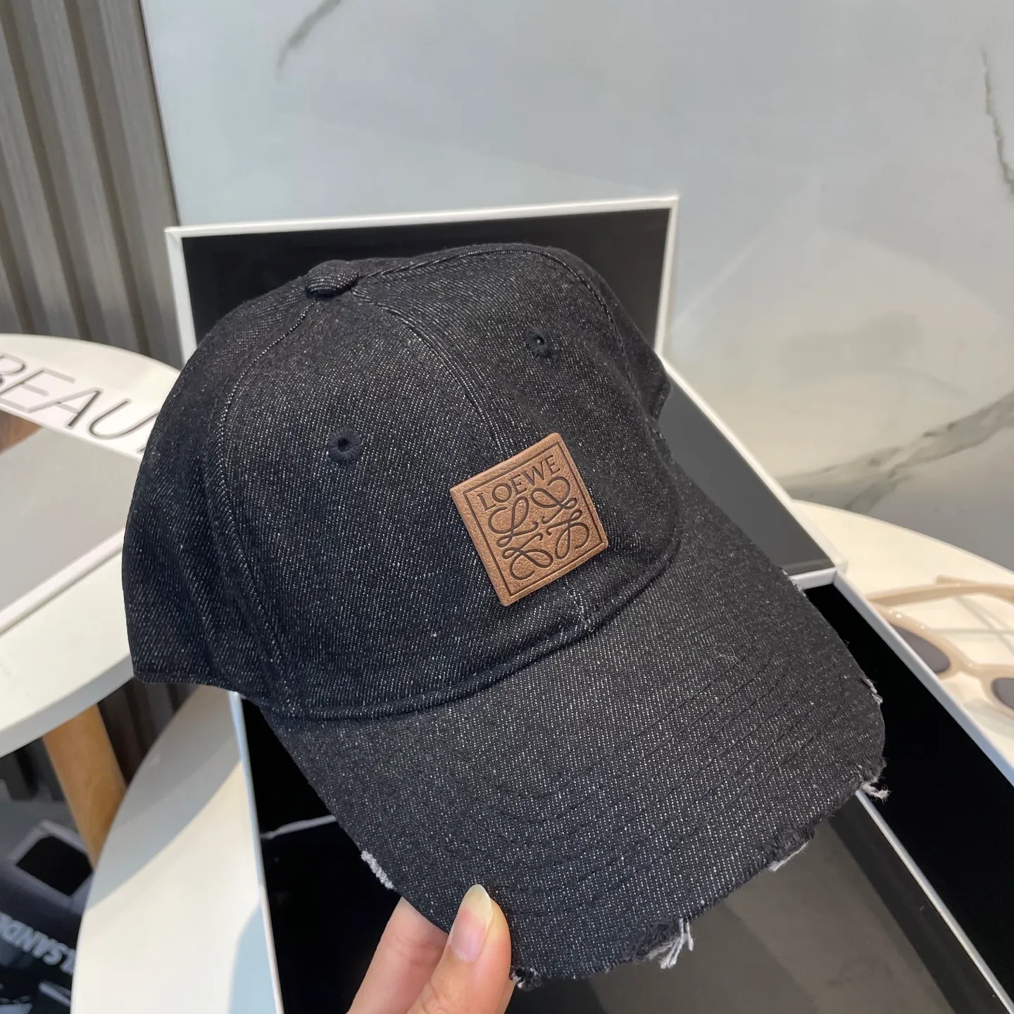 P56 LOEWE's new washed denim baseball cap. Classic LOEWE embroidered logo. Same style for men and women. Versatile and breathable, can be worn in all seasons.