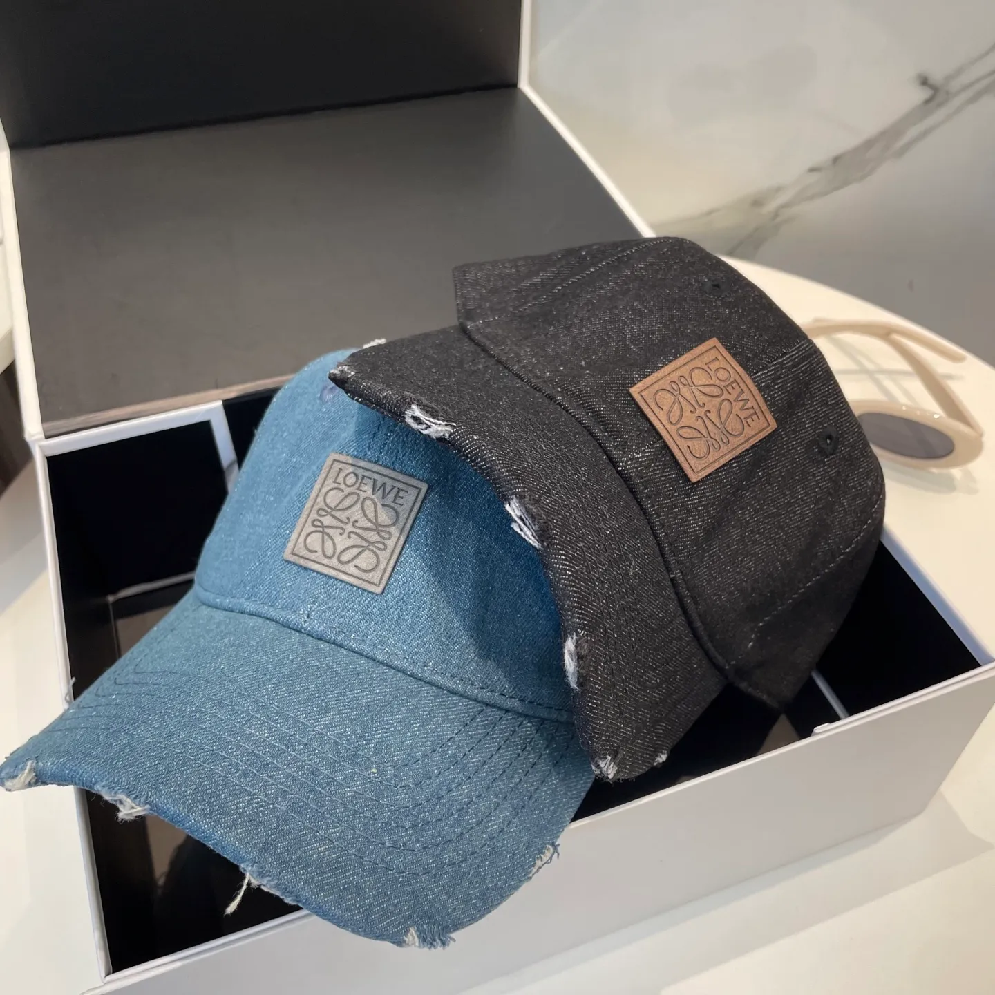 P56 LOEWE's new washed denim baseball cap. Classic LOEWE embroidered logo. Same style for men and women. Versatile and breathable, can be worn in all seasons.