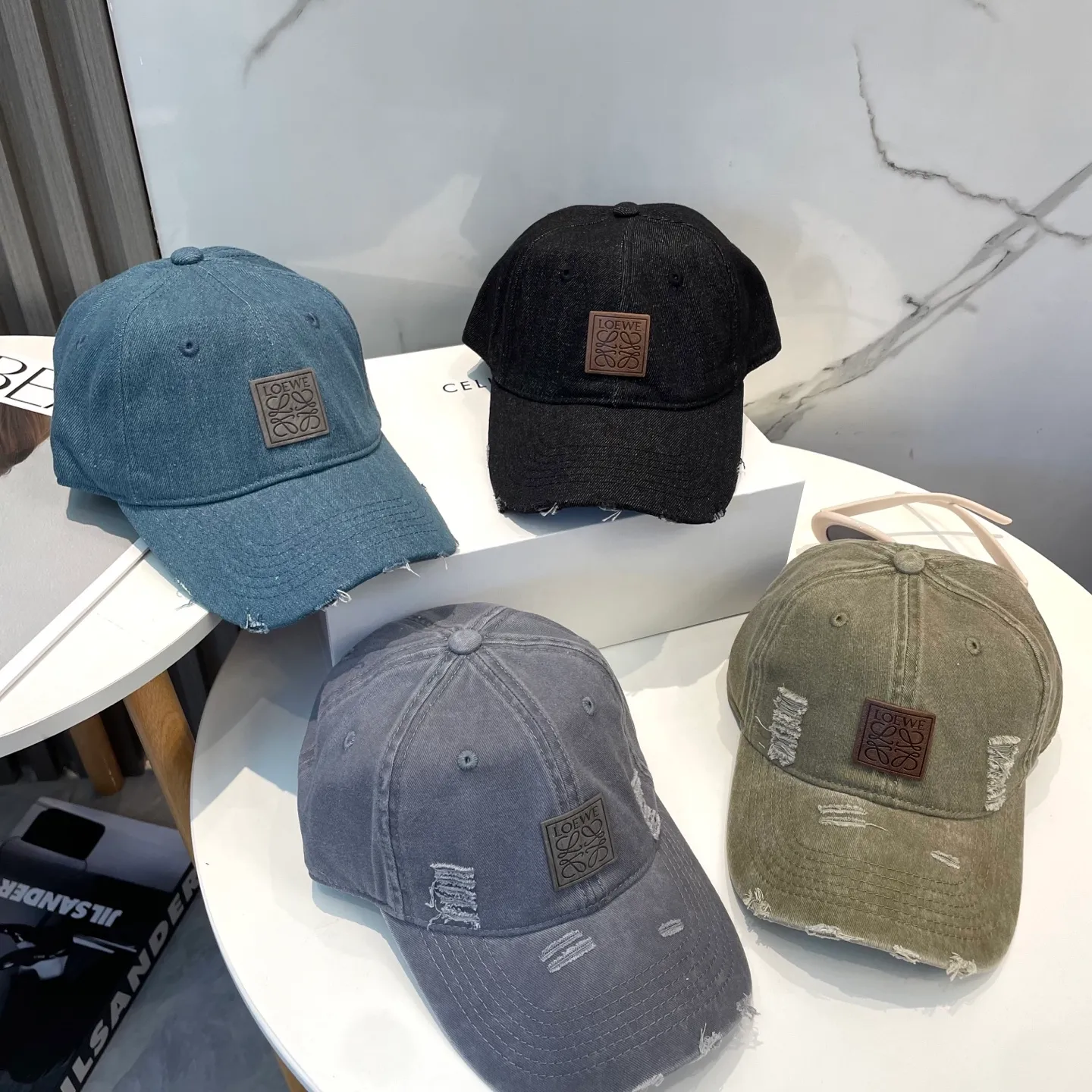P56 LOEWE's new washed denim baseball cap. Classic LOEWE embroidered logo. Same style for men and women. Versatile and breathable, can be worn in all seasons.