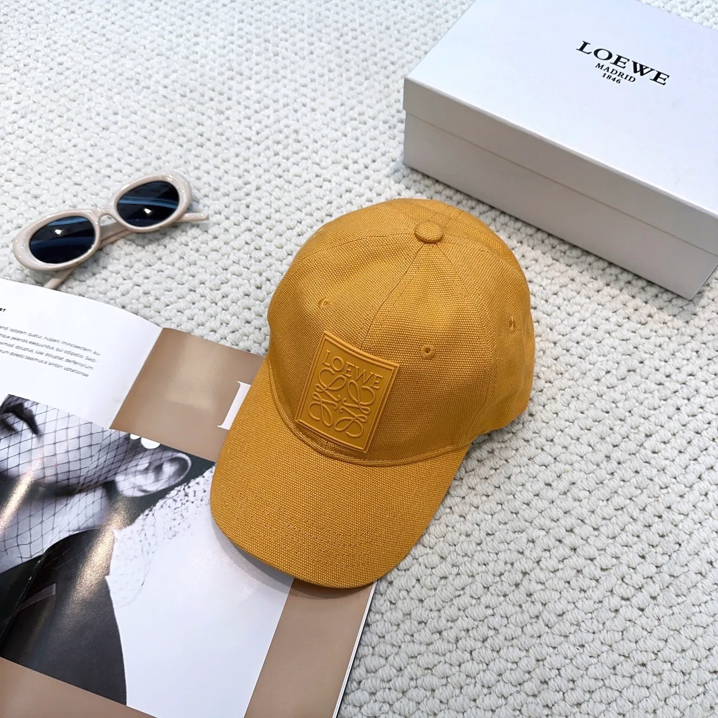 P60 comes with dust bag 👒LOEWE👒LOEWE's new original original design baseball cap🧢Super good texture, standard external line positioning, fine workmanship, simple and elegant, low price and popular!