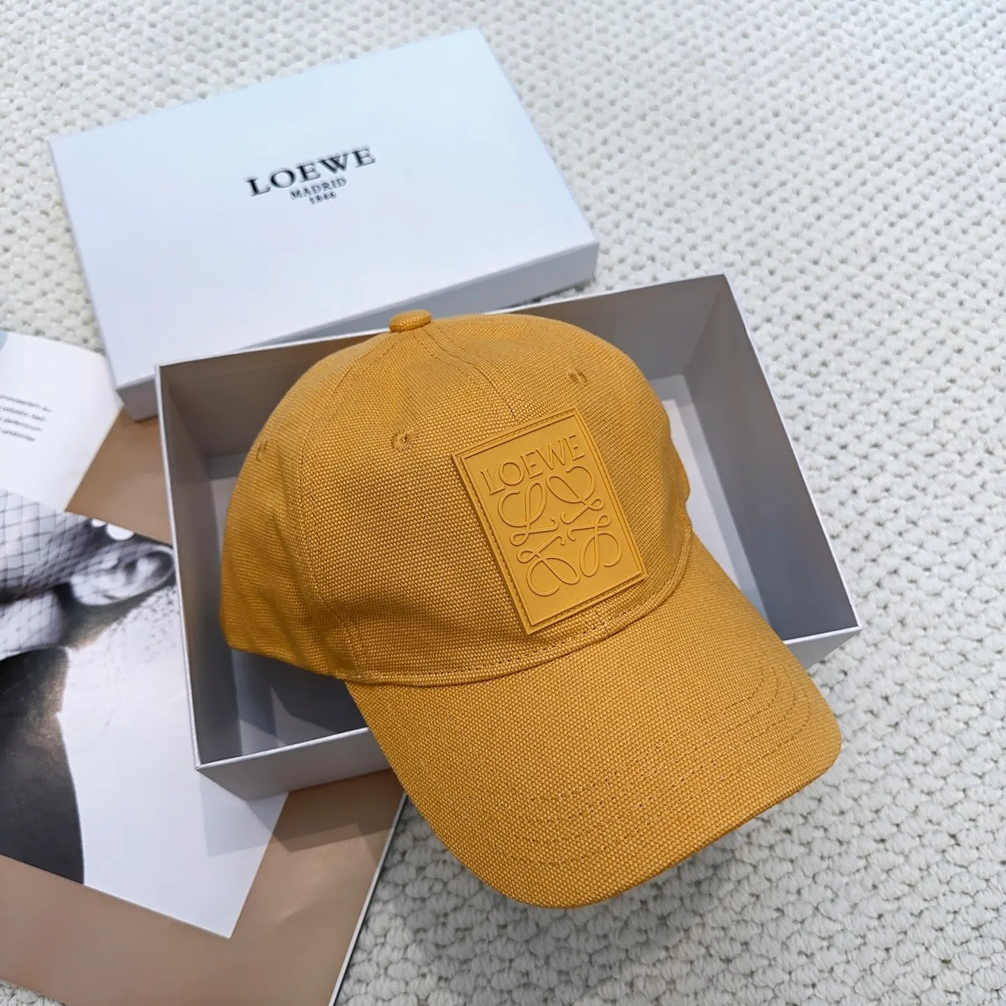 P60 comes with dust bag 👒LOEWE👒LOEWE's new original original design baseball cap🧢Super good texture, standard external line positioning, fine workmanship, simple and elegant, low price and popular!