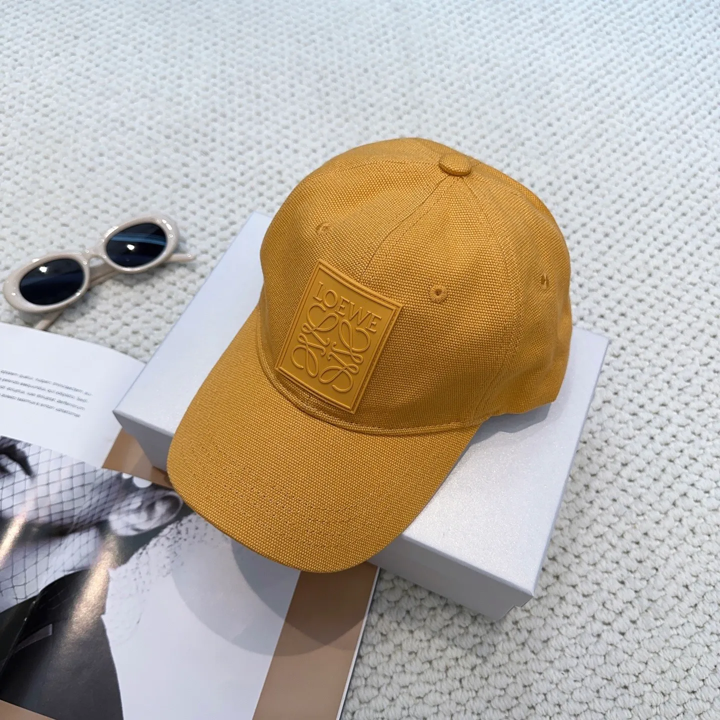P60 comes with dust bag 👒LOEWE👒LOEWE's new original original design baseball cap🧢Super good texture, standard external line positioning, fine workmanship, simple and elegant, low price and popular!