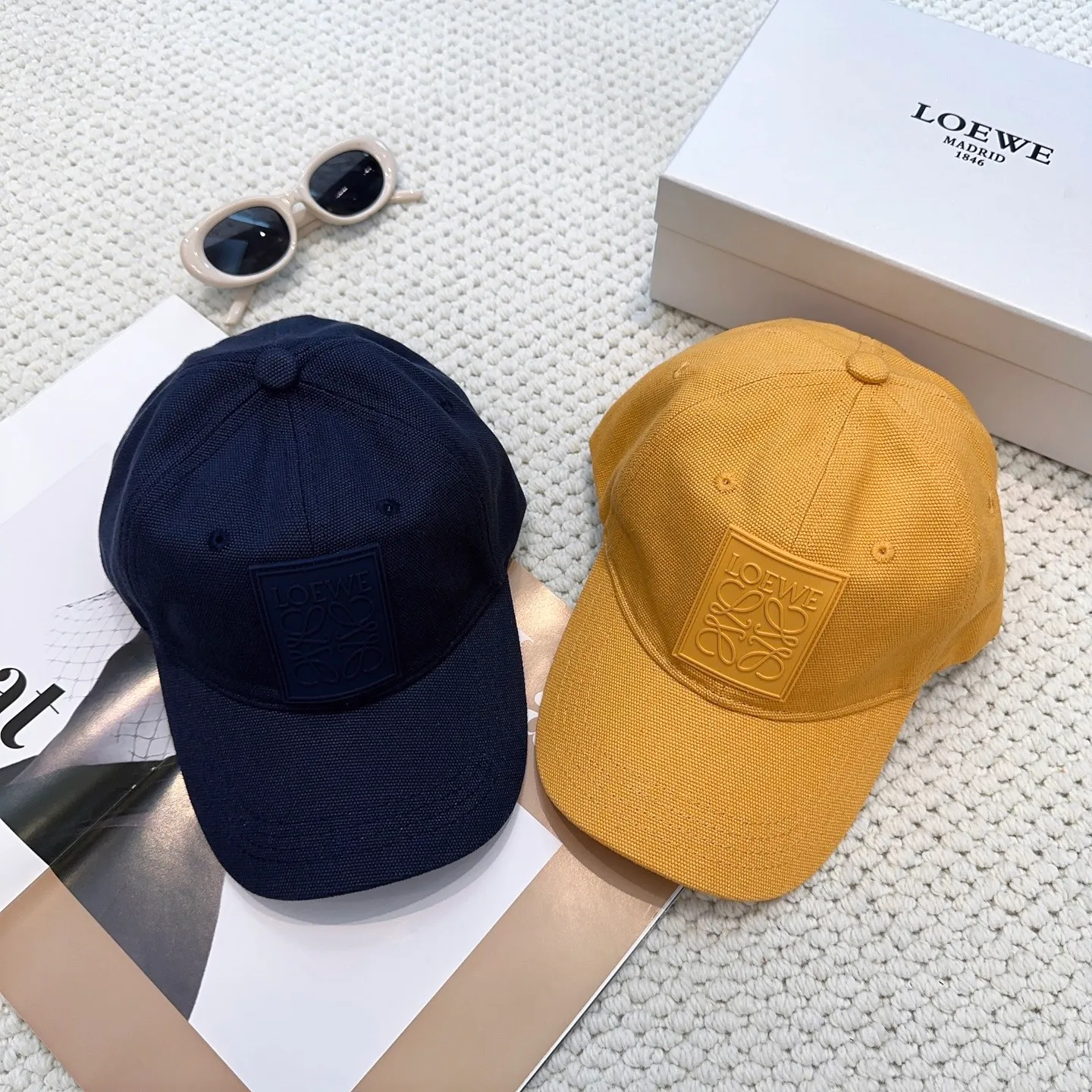 P60 comes with dust bag 👒LOEWE👒LOEWE's new original original design baseball cap🧢Super good texture, standard external line positioning, fine workmanship, simple and elegant, low price and popular!