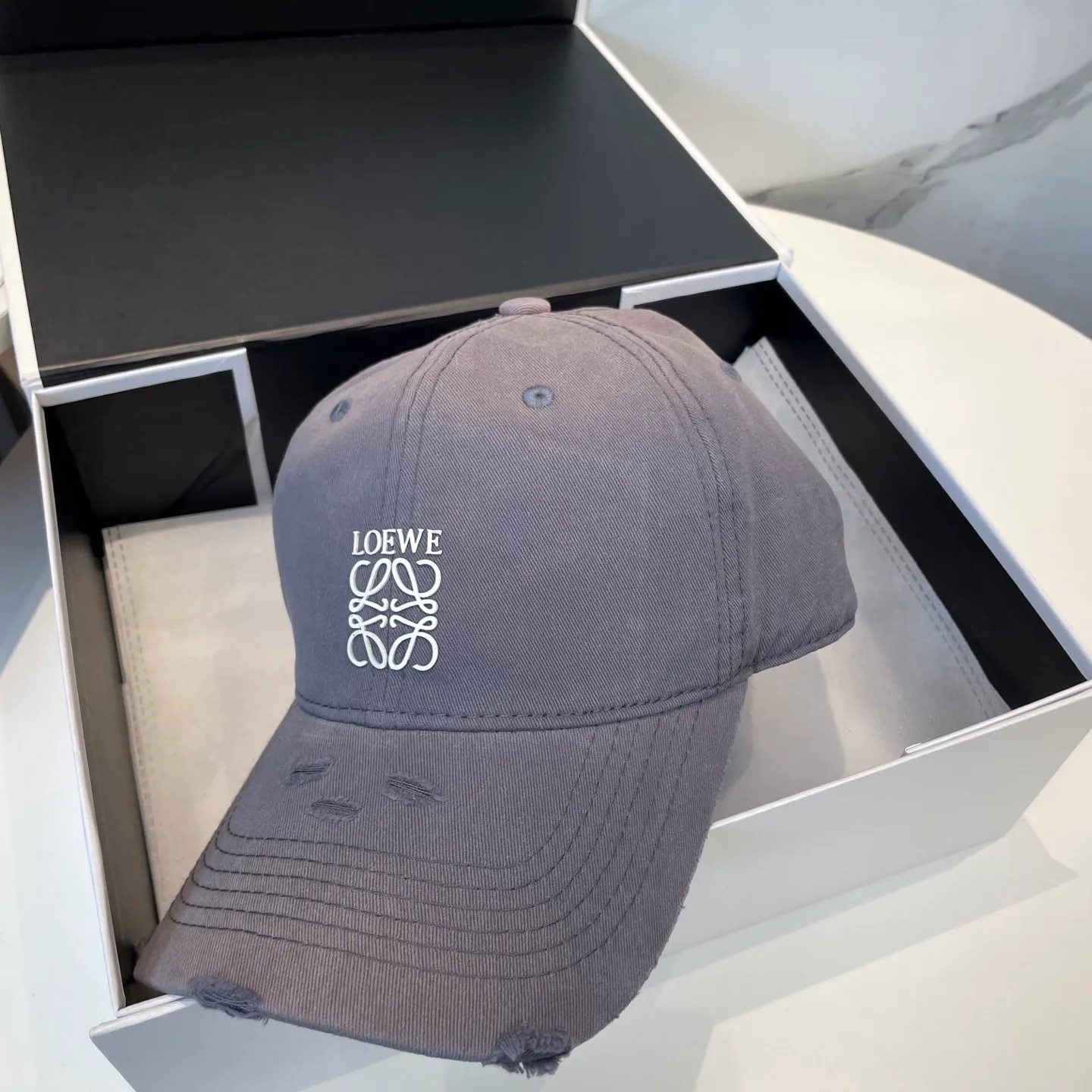 P50 dust bag 👒LOEWE👒LOEWE gradient color new original original design baseball cap🧢Super good texture, standard external line positioning, fine workmanship, simple and elegant, low price and high volume!