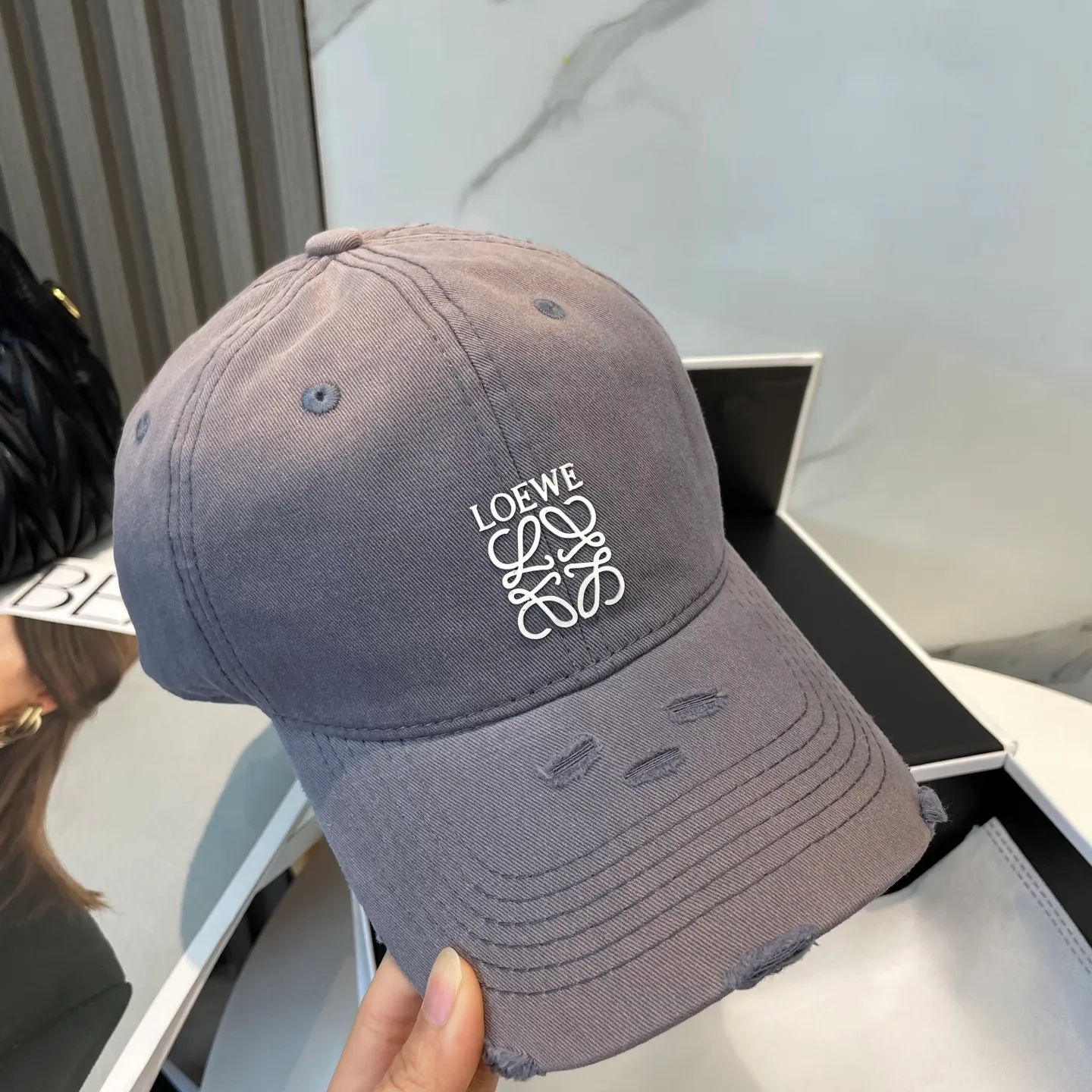 P50 dust bag 👒LOEWE👒LOEWE gradient color new original original design baseball cap🧢Super good texture, standard external line positioning, fine workmanship, simple and elegant, low price and high volume!