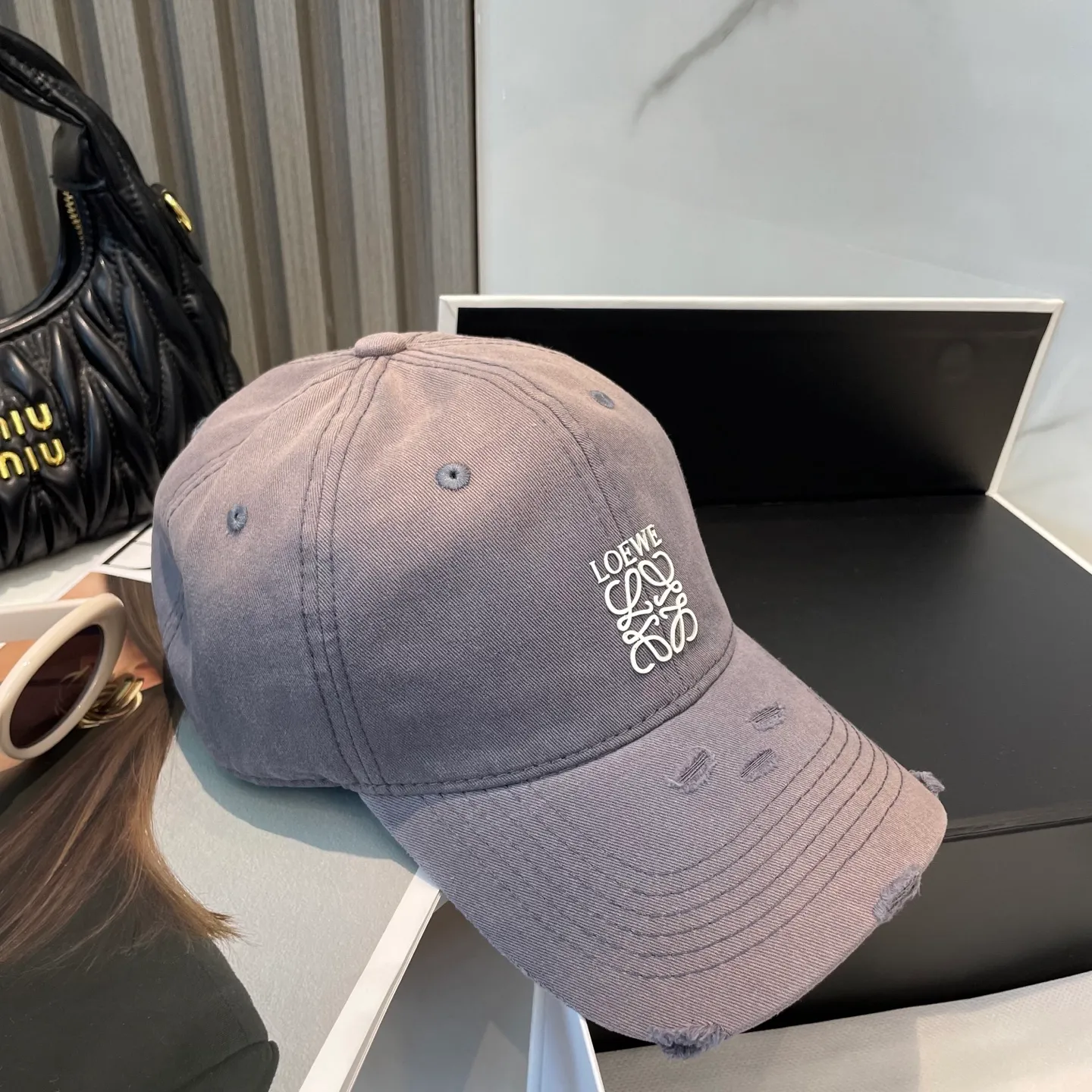 P50 dust bag 👒LOEWE👒LOEWE gradient color new original original design baseball cap🧢Super good texture, standard external line positioning, fine workmanship, simple and elegant, low price and high volume!