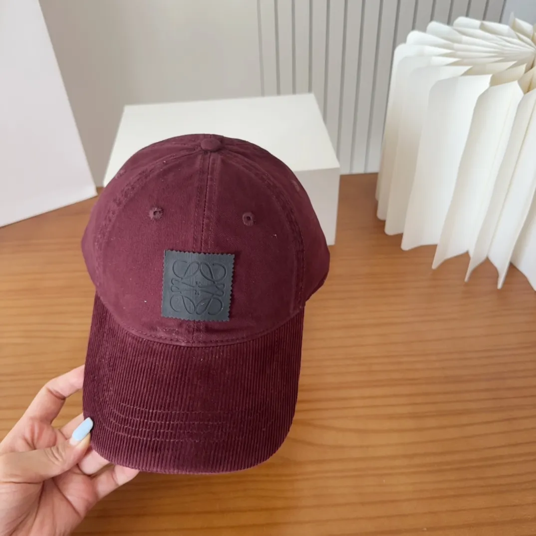 💰60 Loewe Baseball Cap is a good-looking, sun-blocking and wind-blocking all-season style, you can wear it with your eyes closed and it won’t look out of place! The fit is quite wide and the fabric is very good.