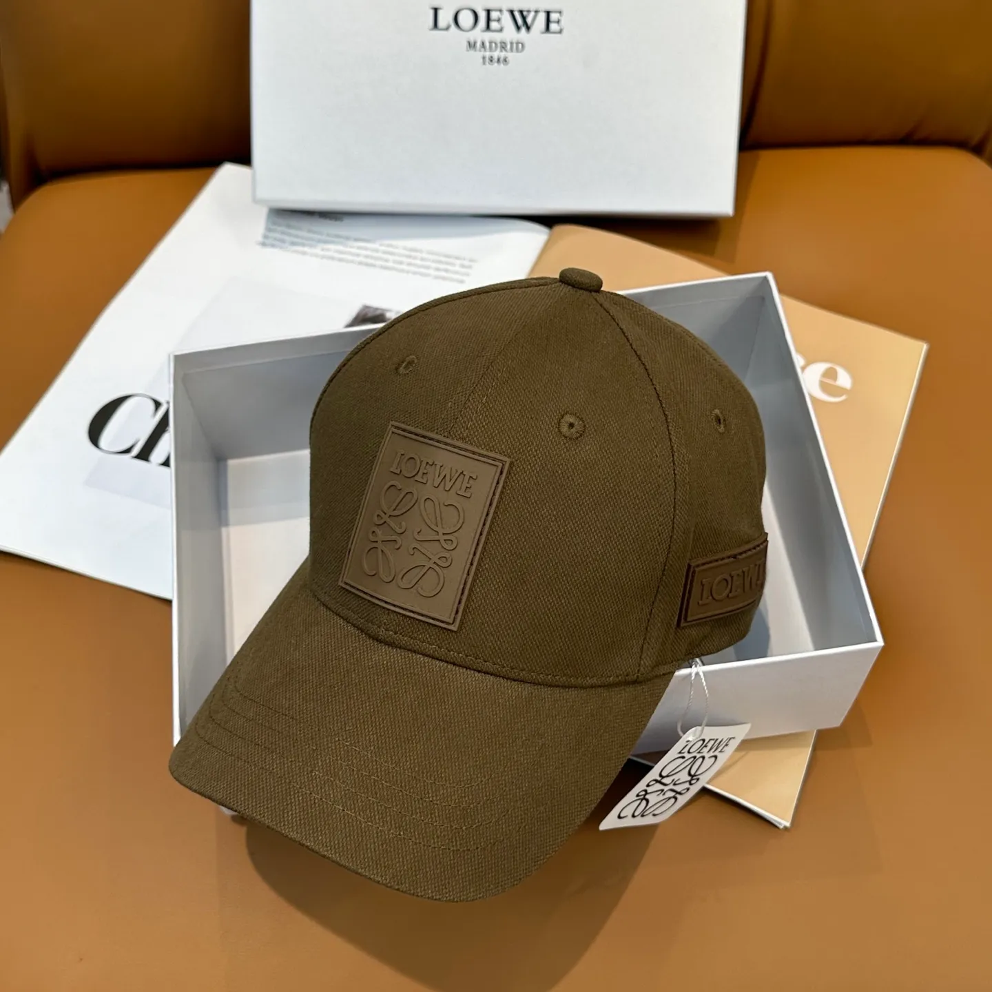 P56 comes with dust bag 👒LOEWE👒LOEWE's new original original design baseball cap🧢Super good texture, standard external line positioning, fine workmanship, simple atmosphere and low price!
