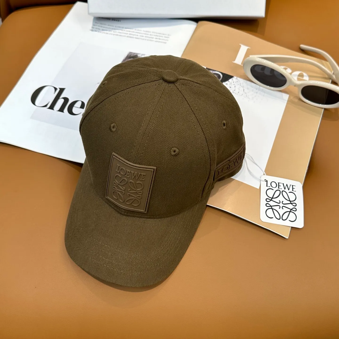 P56 comes with dust bag 👒LOEWE👒LOEWE's new original original design baseball cap🧢Super good texture, standard external line positioning, fine workmanship, simple atmosphere and low price!