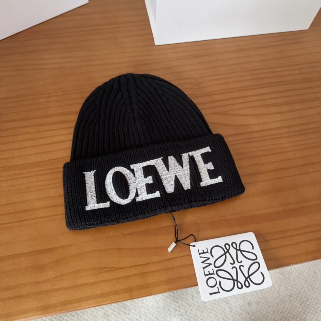 💰60 LOEWE 💠Autumn and winter thick knitted beanie, available in multiple colors to suit all styles, love it❗️ 💟💟Striped thick knitted hat satisfies my fantasy of knitted hats〰️ High-looking ins thick knitted beanie, versatile and loose, showing off your face!
