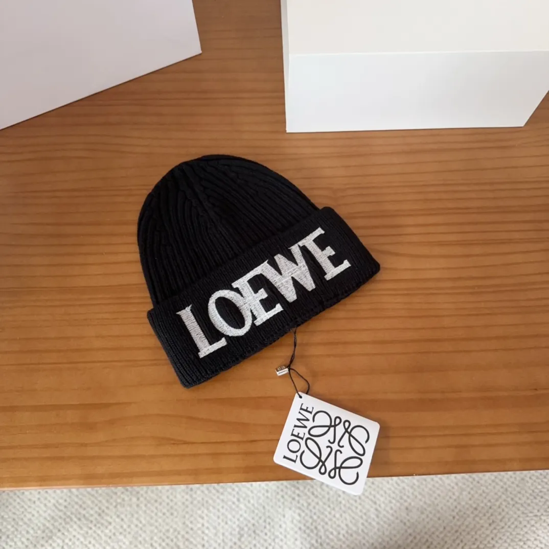 💰60 LOEWE 💠Autumn and winter thick knitted beanie, available in multiple colors to suit all styles, love it❗️ 💟💟Striped thick knitted hat satisfies my fantasy of knitted hats〰️ High-looking ins thick knitted beanie, versatile and loose, showing off your face!