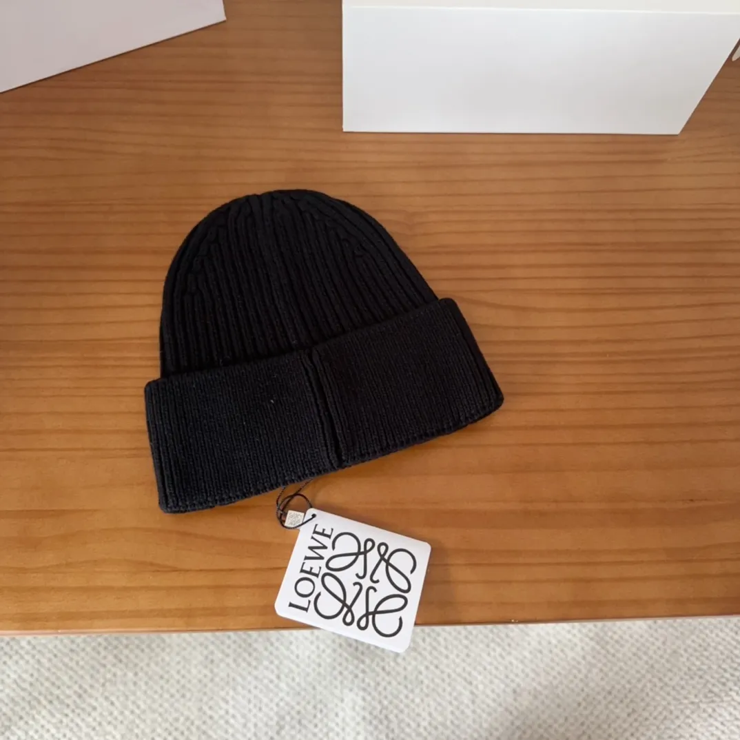 💰60 LOEWE 💠Autumn and winter thick knitted beanie, available in multiple colors to suit all styles, love it❗️ 💟💟Striped thick knitted hat satisfies my fantasy of knitted hats〰️ High-looking ins thick knitted beanie, versatile and loose, showing off your face!