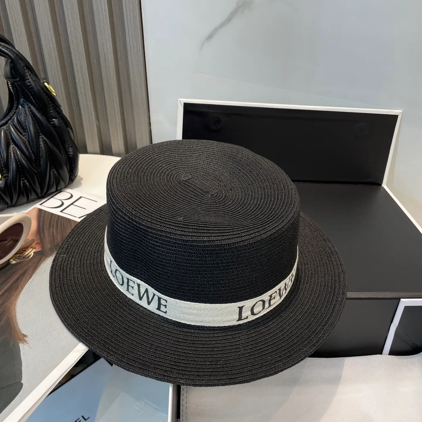 P70 LOEWE high-end flat-top straw hat. It is versatile and does not matter the face shape. The flat brim does not block the line of sight. It is more practical. It is easy to wear for daily use and travel. It has an Instagram style and is particularly photogenic. It has an adjustment strap inside.