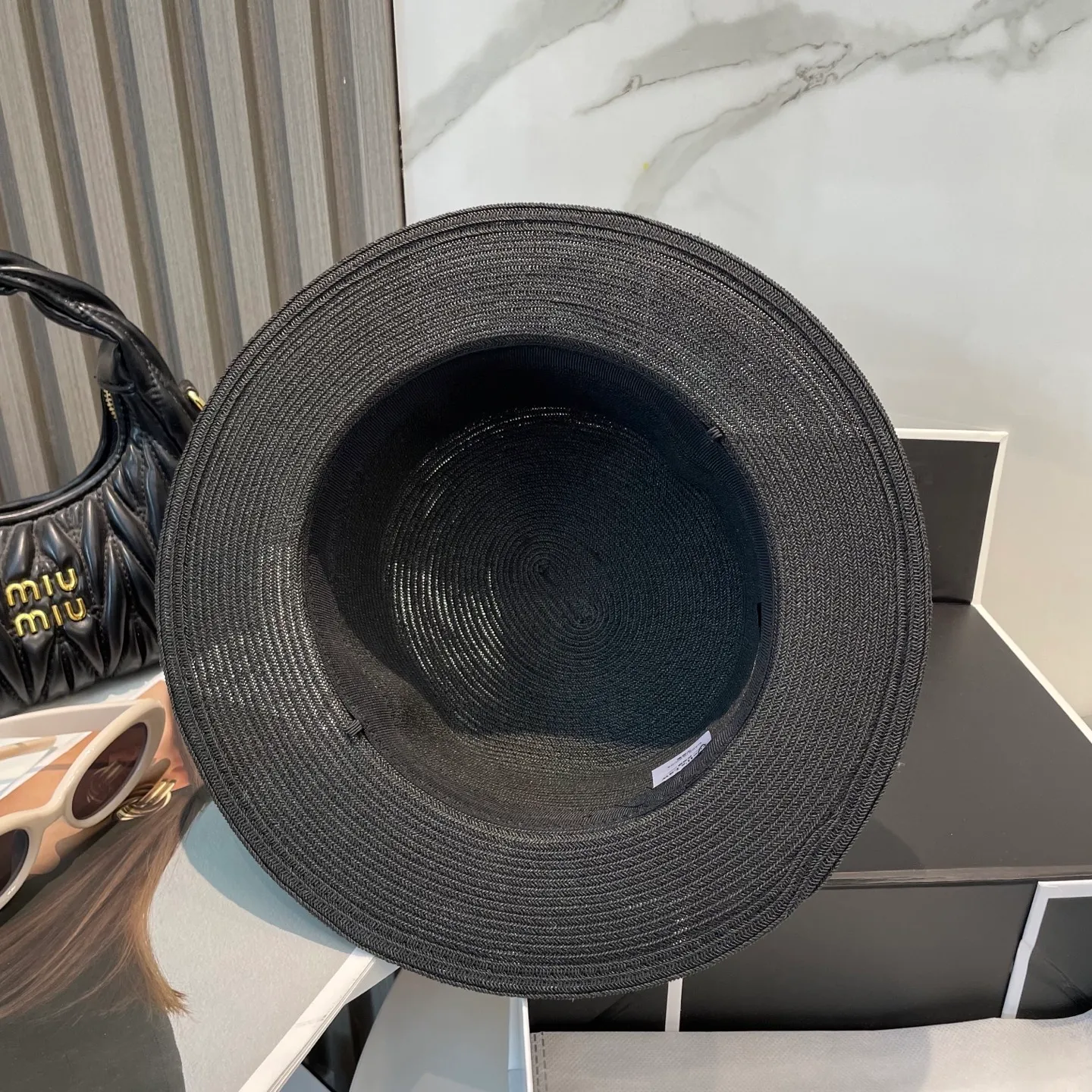 P70 LOEWE high-end flat-top straw hat. It is versatile and does not matter the face shape. The flat brim does not block the line of sight. It is more practical. It is easy to wear for daily use and travel. It has an Instagram style and is particularly photogenic. It has an adjustment strap inside.