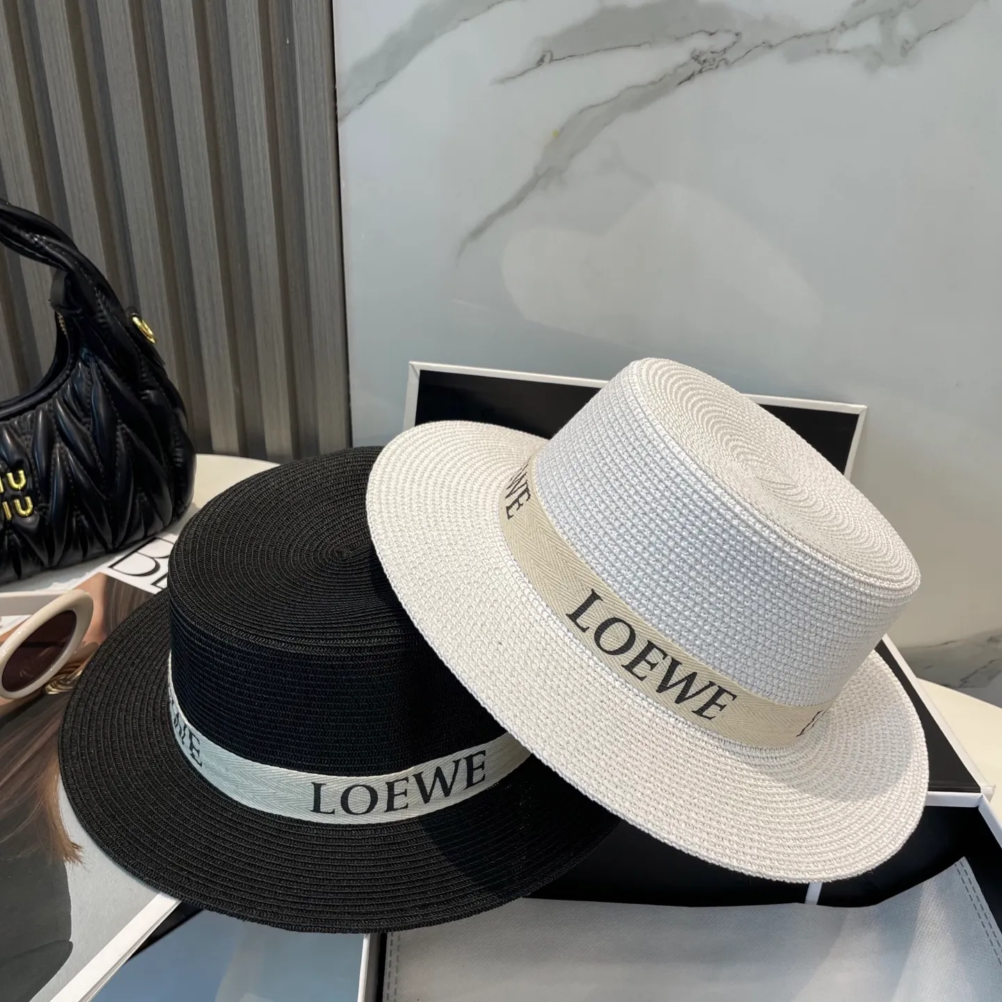P70 LOEWE high-end flat-top straw hat. It is versatile and does not matter the face shape. The flat brim does not block the line of sight. It is more practical. It is easy to wear for daily use and travel. It has an Instagram style and is particularly photogenic. It has an adjustment strap inside.