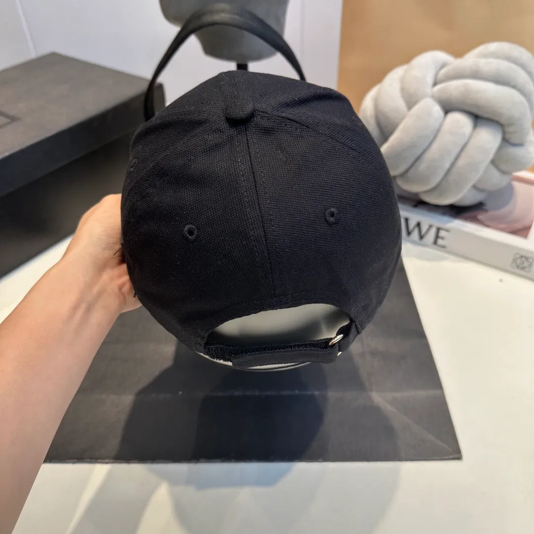 P56 LOEWE new original original design baseball cap🧢Super good texture, standard external line positioning, fine workmanship, simple and elegant, low price and popular!
