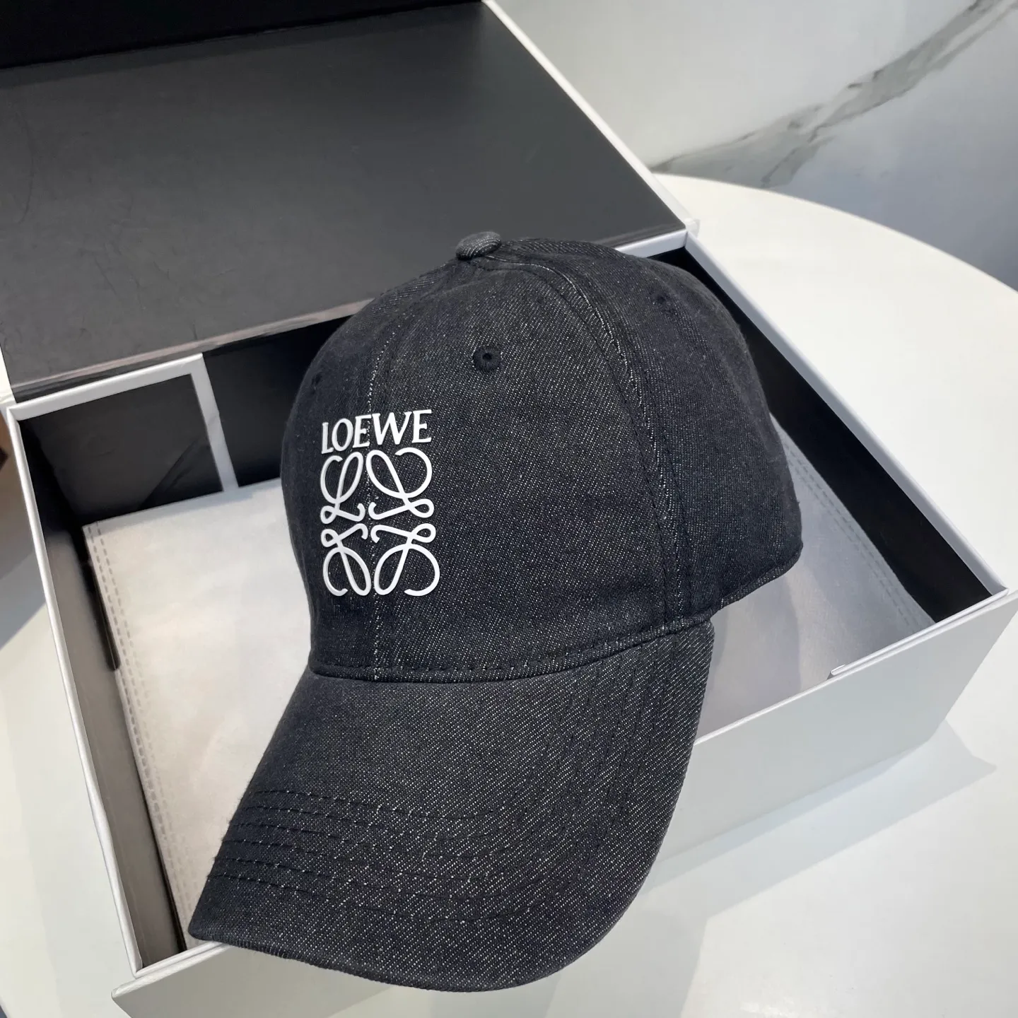 P66 Loewe Loewe's new washed and distressed denim baseball cap. Newly launched washed denim series, casual and versatile wardrobe matching artifact.