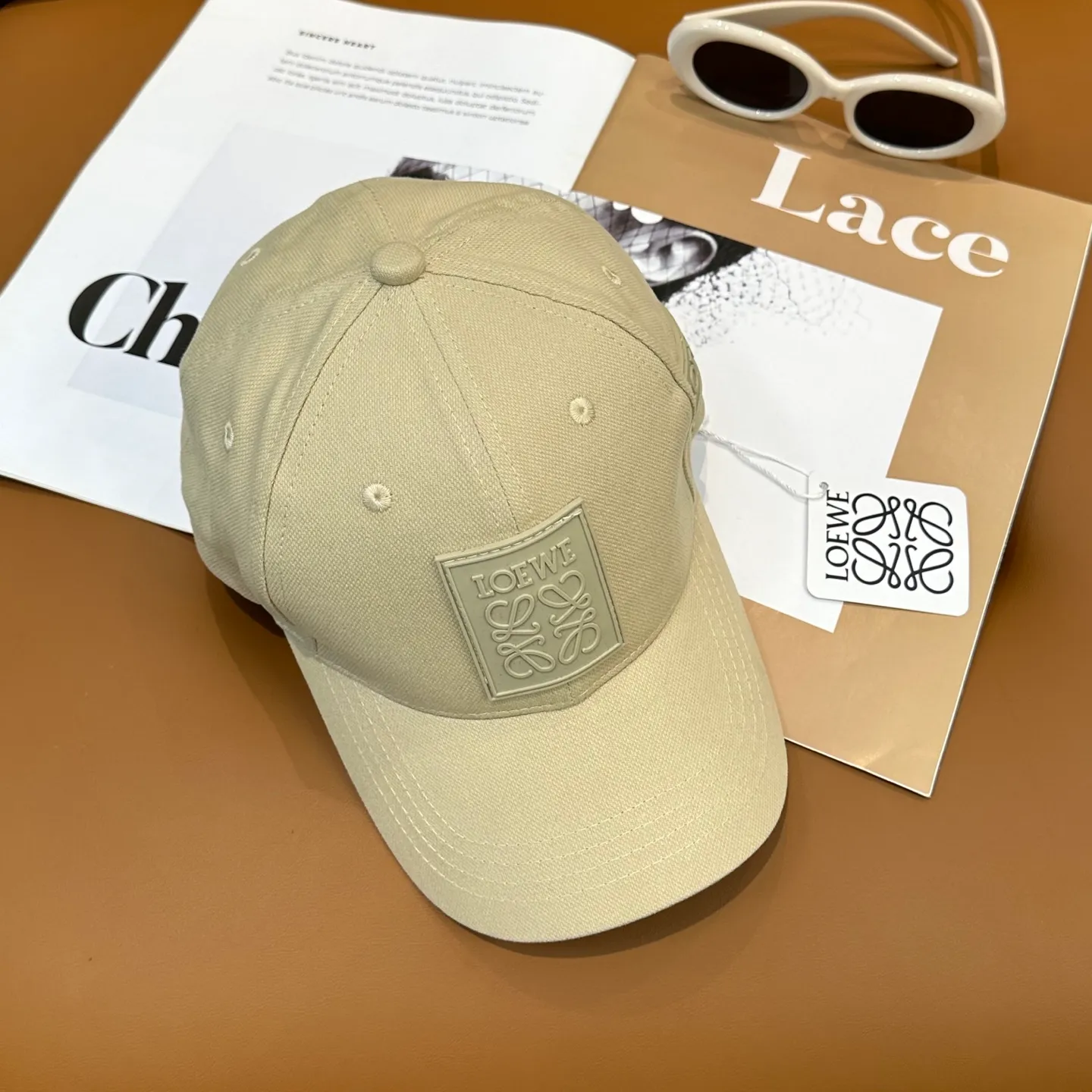 P60 comes with dust bag 👒LOEWE👒LOEWE's new original original design baseball cap🧢Super good texture, standard external line positioning, fine workmanship, simple and elegant, low price and popular!