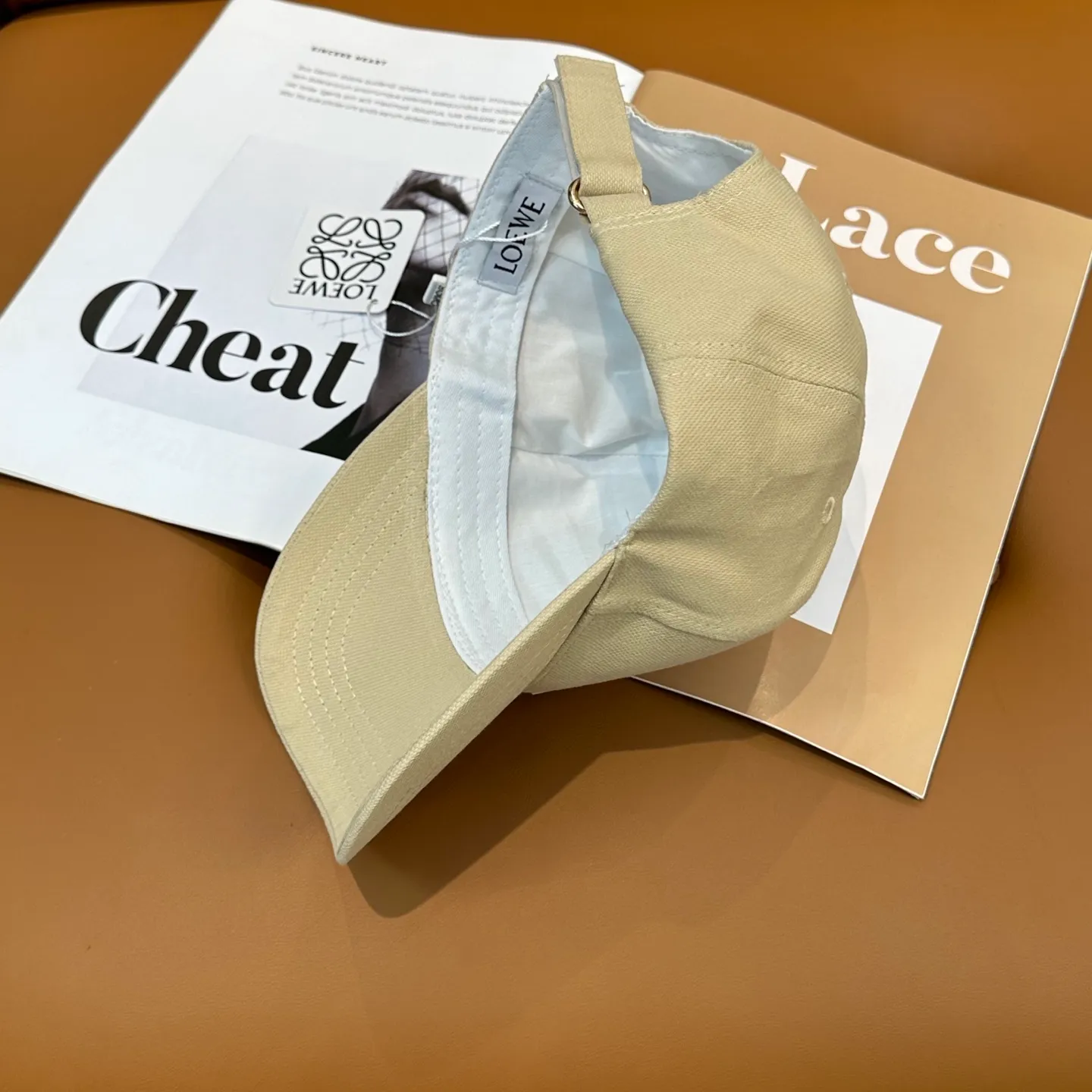 P60 comes with dust bag 👒LOEWE👒LOEWE's new original original design baseball cap🧢Super good texture, standard external line positioning, fine workmanship, simple and elegant, low price and popular!