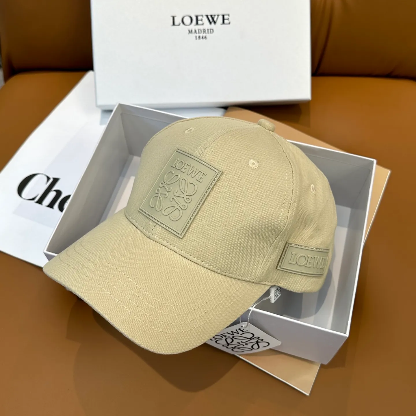 P60 comes with dust bag 👒LOEWE👒LOEWE's new original original design baseball cap🧢Super good texture, standard external line positioning, fine workmanship, simple and elegant, low price and popular!