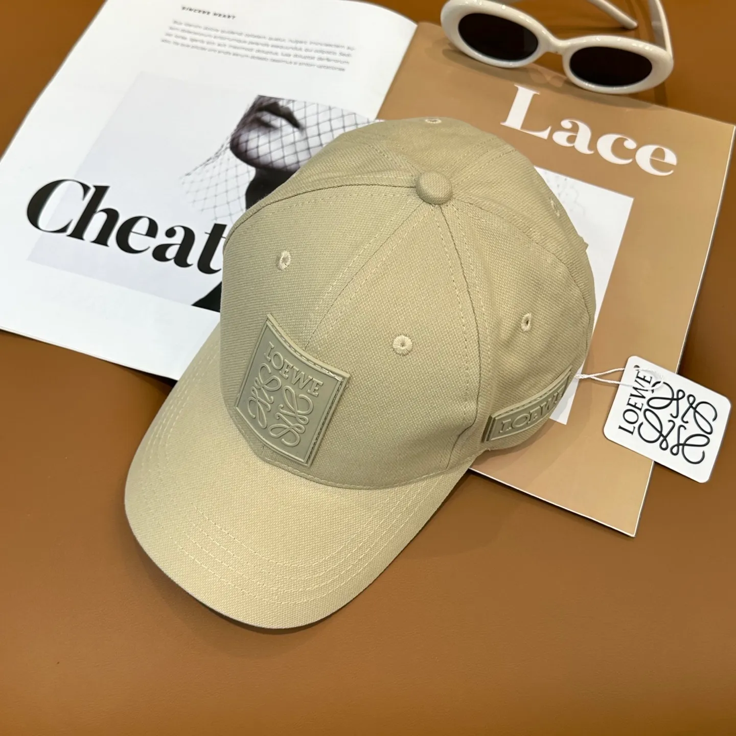 P60 comes with dust bag 👒LOEWE👒LOEWE's new original original design baseball cap🧢Super good texture, standard external line positioning, fine workmanship, simple and elegant, low price and popular!