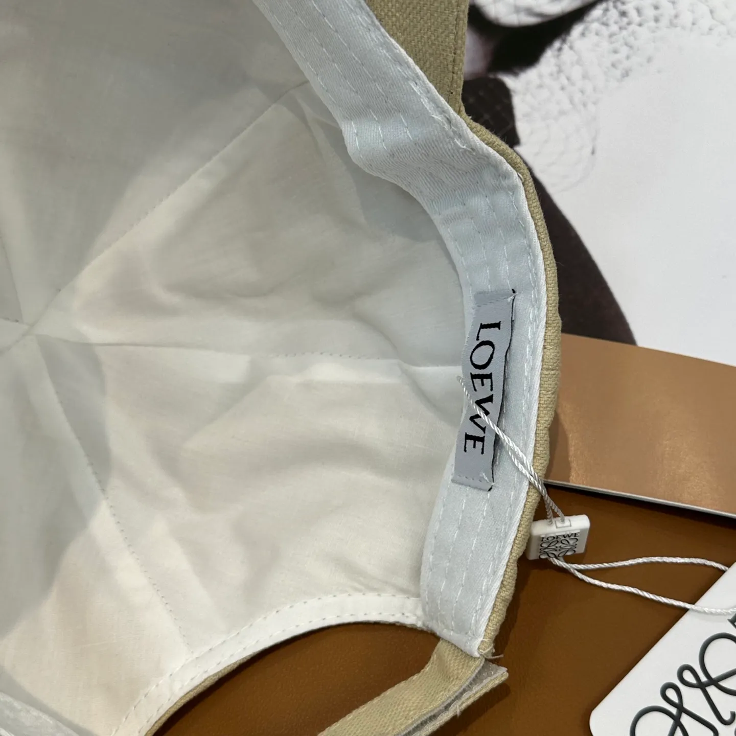 P60 comes with dust bag 👒LOEWE👒LOEWE's new original original design baseball cap🧢Super good texture, standard external line positioning, fine workmanship, simple and elegant, low price and popular!