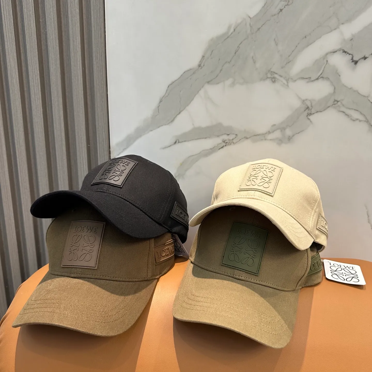 P60 comes with dust bag 👒LOEWE👒LOEWE's new original original design baseball cap🧢Super good texture, standard external line positioning, fine workmanship, simple and elegant, low price and popular!