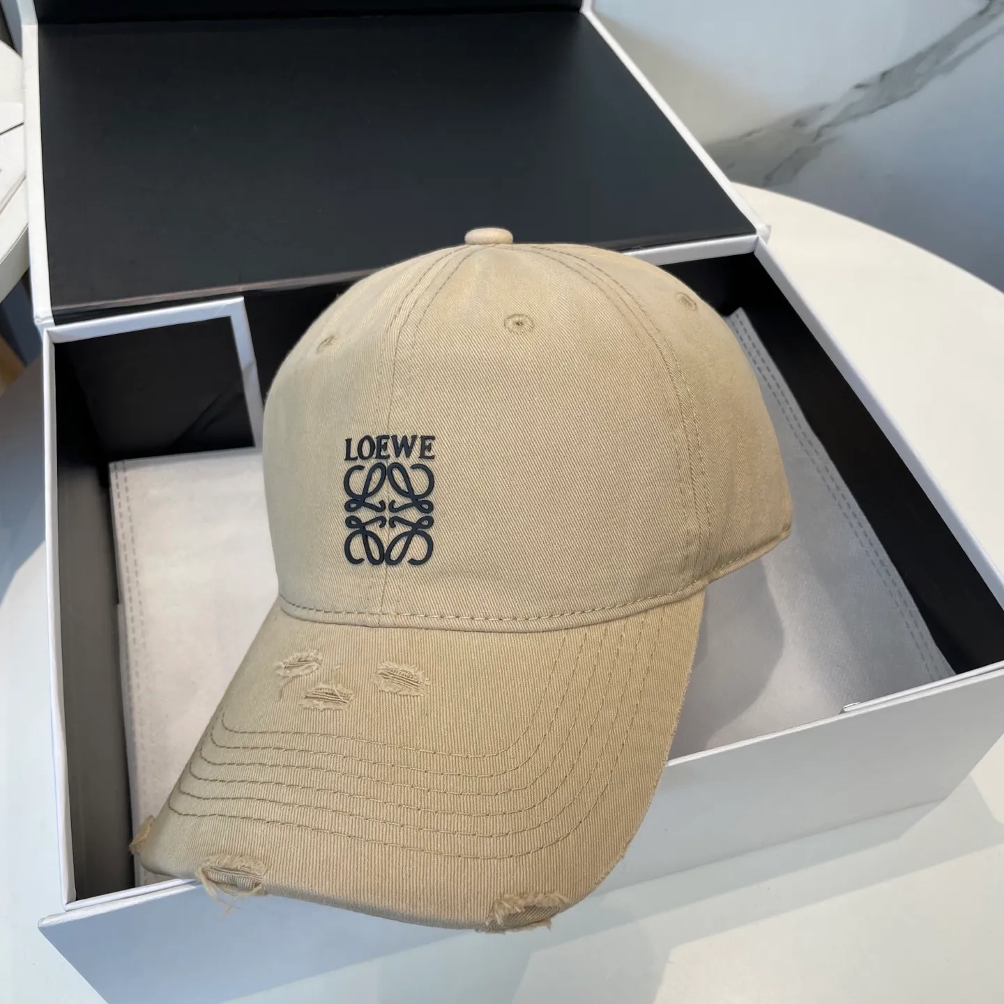 P60 dust bag 👒LOEWE👒LOEWE gradient color new original original design baseball cap🧢Super good texture, standard external line positioning, fine workmanship, simple and elegant, low price and high volume!