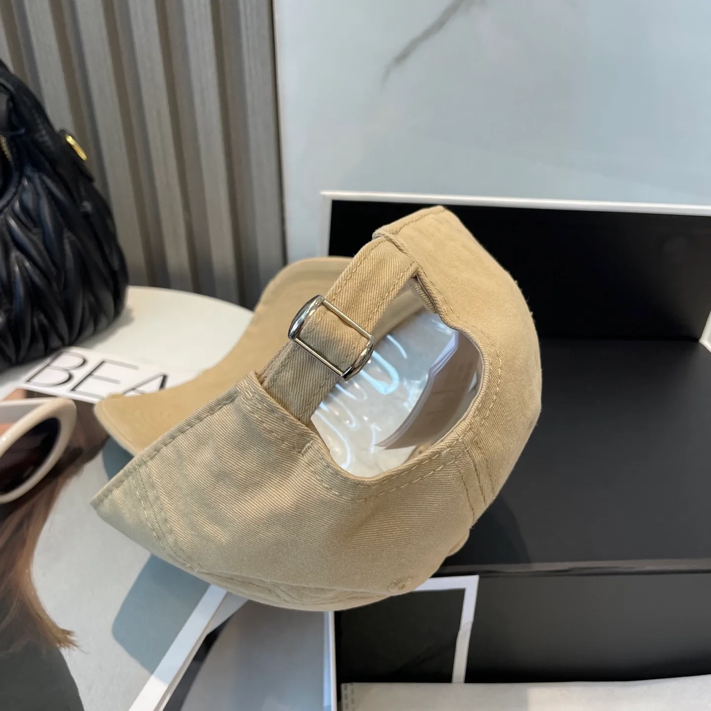 P60 dust bag 👒LOEWE👒LOEWE gradient color new original original design baseball cap🧢Super good texture, standard external line positioning, fine workmanship, simple and elegant, low price and high volume!