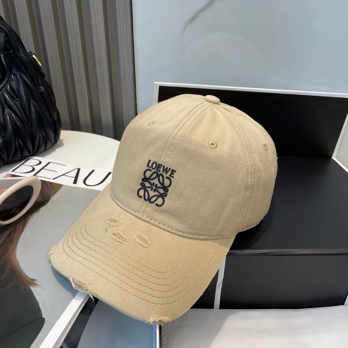 P60 dust bag 👒LOEWE👒LOEWE gradient color new original original design baseball cap🧢Super good texture, standard external line positioning, fine workmanship, simple and elegant, low price and high volume!