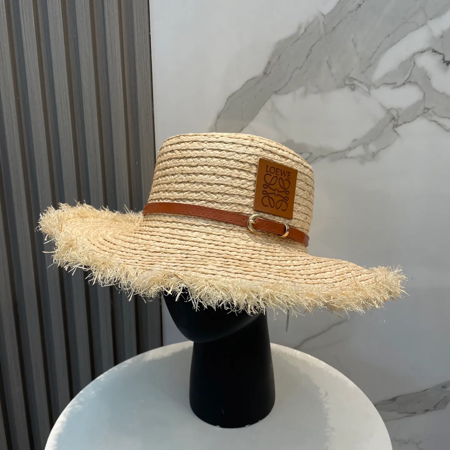 P100 New product from LOEWE 💗 This hat with a big brim is super nice! ! The thief comes out with Loewe raffia large brim straw hat
