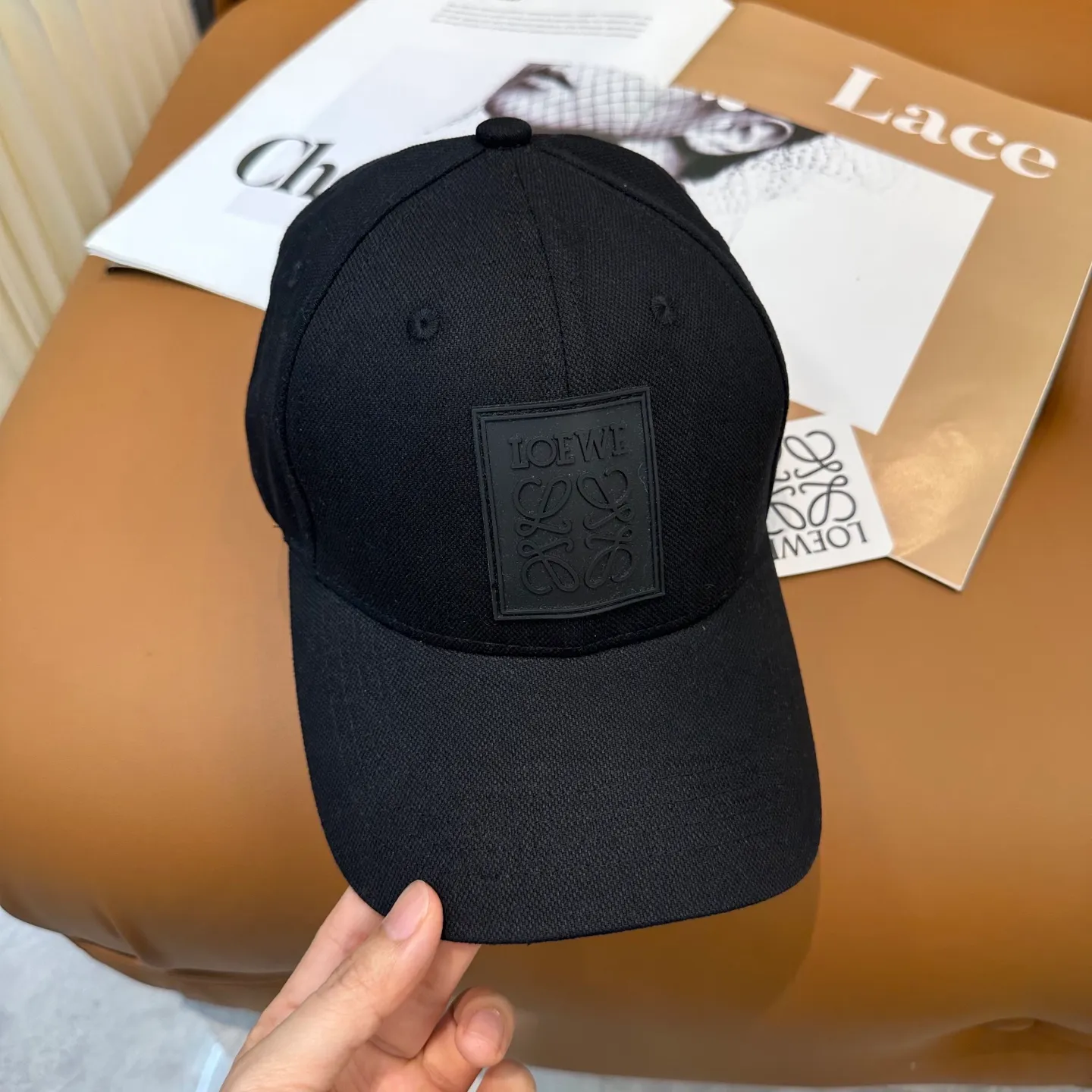 P60 comes with dust bag 👒LOEWE👒LOEWE's new original original design baseball cap🧢Super good texture, standard external line positioning, fine workmanship, simple and elegant, low price and popular!