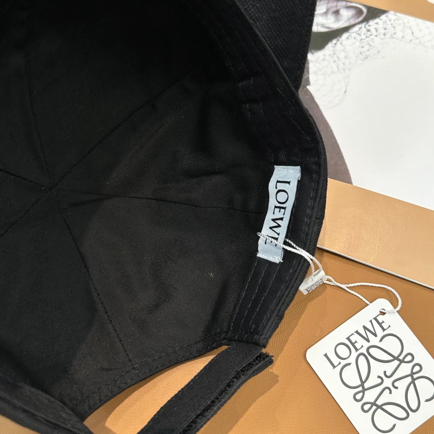 P60 comes with dust bag 👒LOEWE👒LOEWE's new original original design baseball cap🧢Super good texture, standard external line positioning, fine workmanship, simple and elegant, low price and popular!
