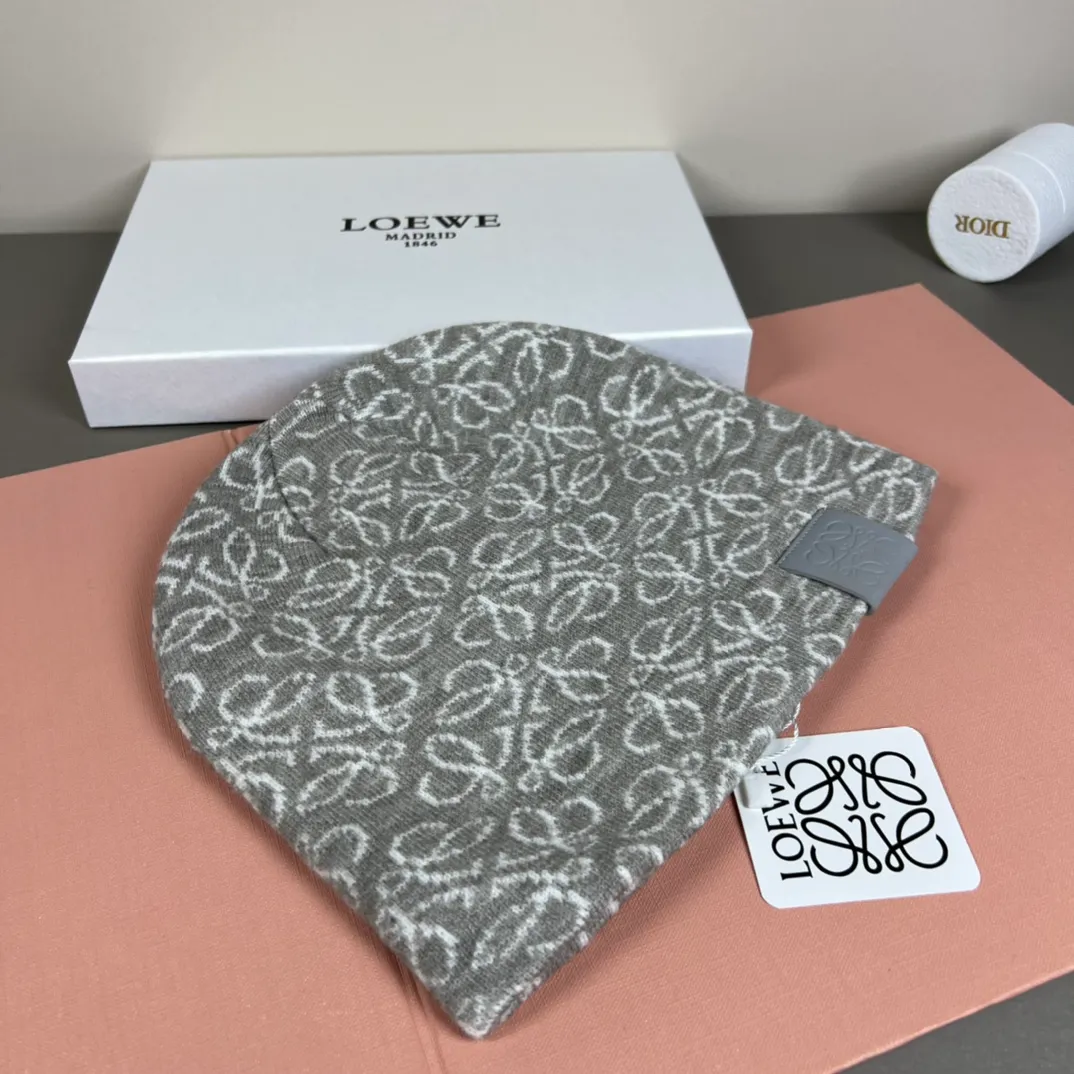 56💰 Classic knitted hat from loewe official website! Xiaohongshu’s hottest selling item! Dress well! The same style for men and women, thicker and warmer, fashionable and popular 🌸First-class quality, the best brand for warmth in autumn and winter, order now, limited edition