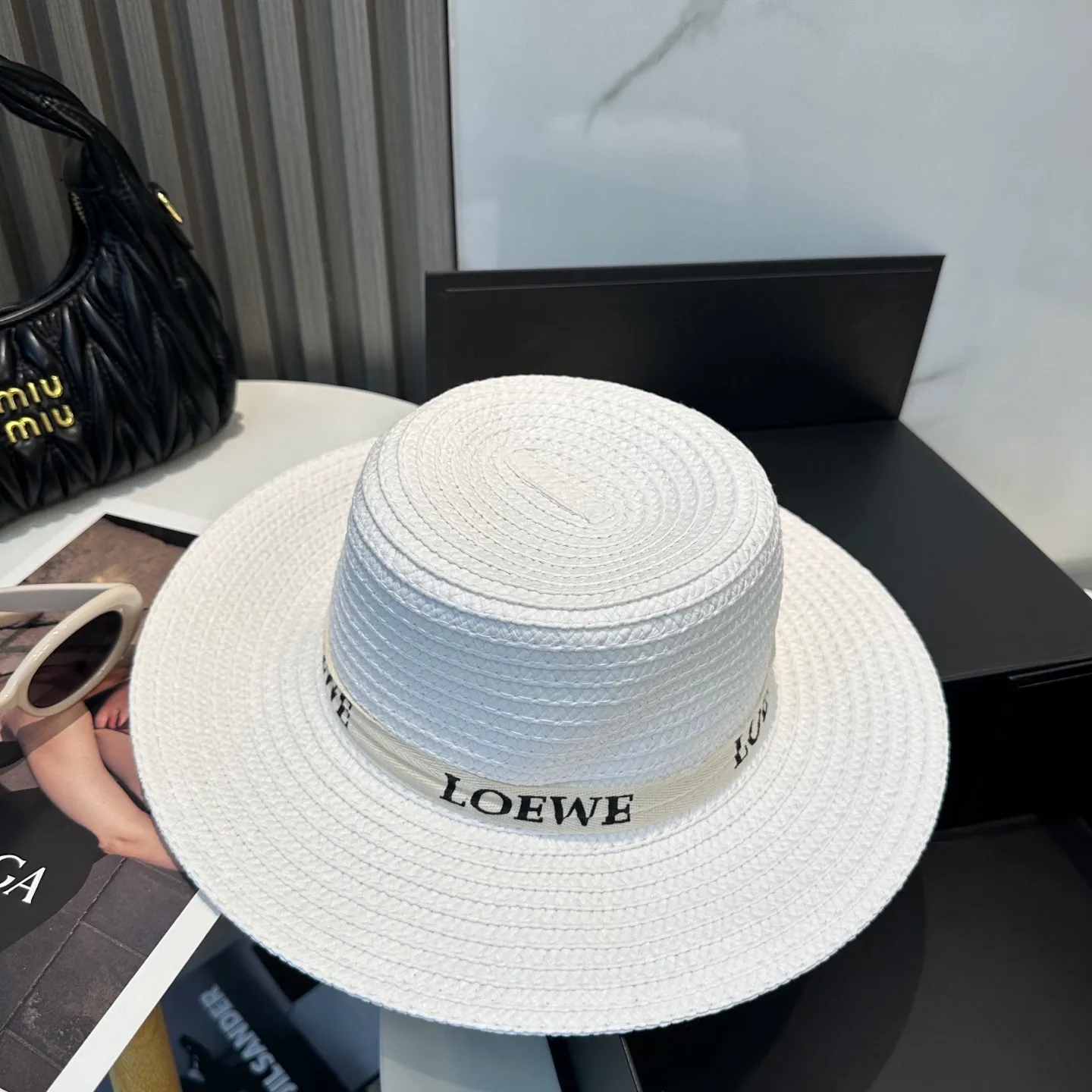 P66 💛With dust bag LOEWE] 2025 new straw woven straw hat with big brand webbing, a must-have for vacation and leisure, elegant and generous