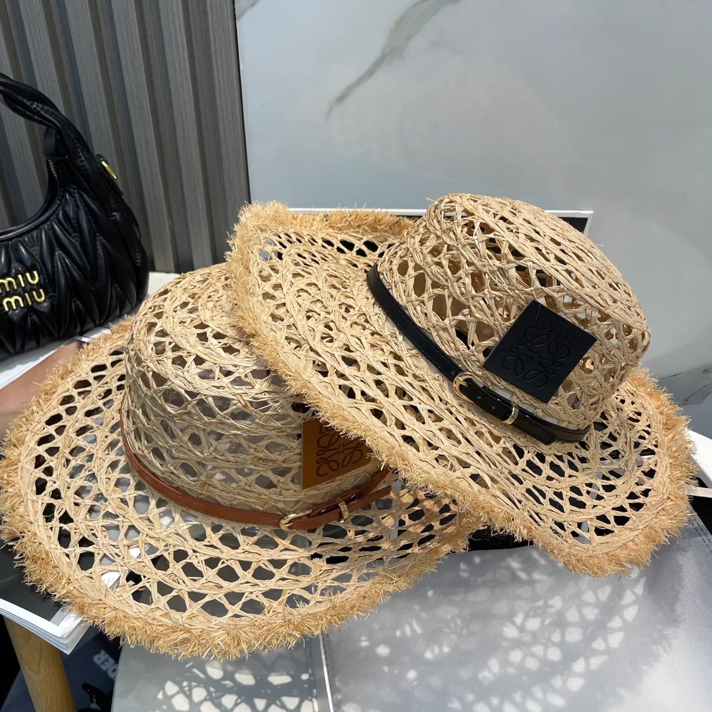 P96 Loewe's new large-brimmed sun protection straw hat is a must-have sun protection item when going out on the street in the hot summer. It is suitable for hanging out at the beach. The breathable cotton can be worn in all seasons.