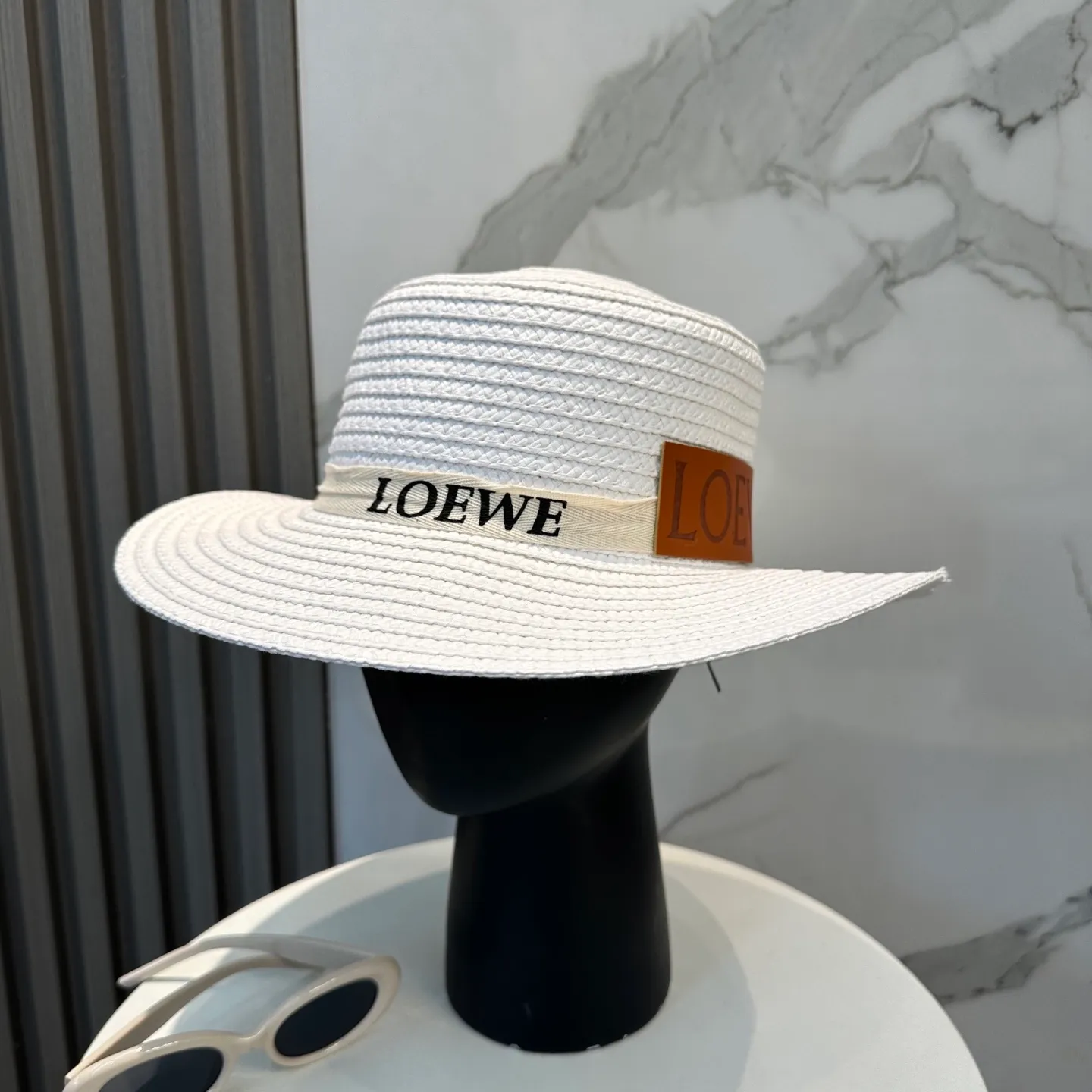 P66 💛With dust bag LOEWE] 2025 new straw woven straw hat with big brand webbing, a must-have for vacation and leisure, elegant and generous