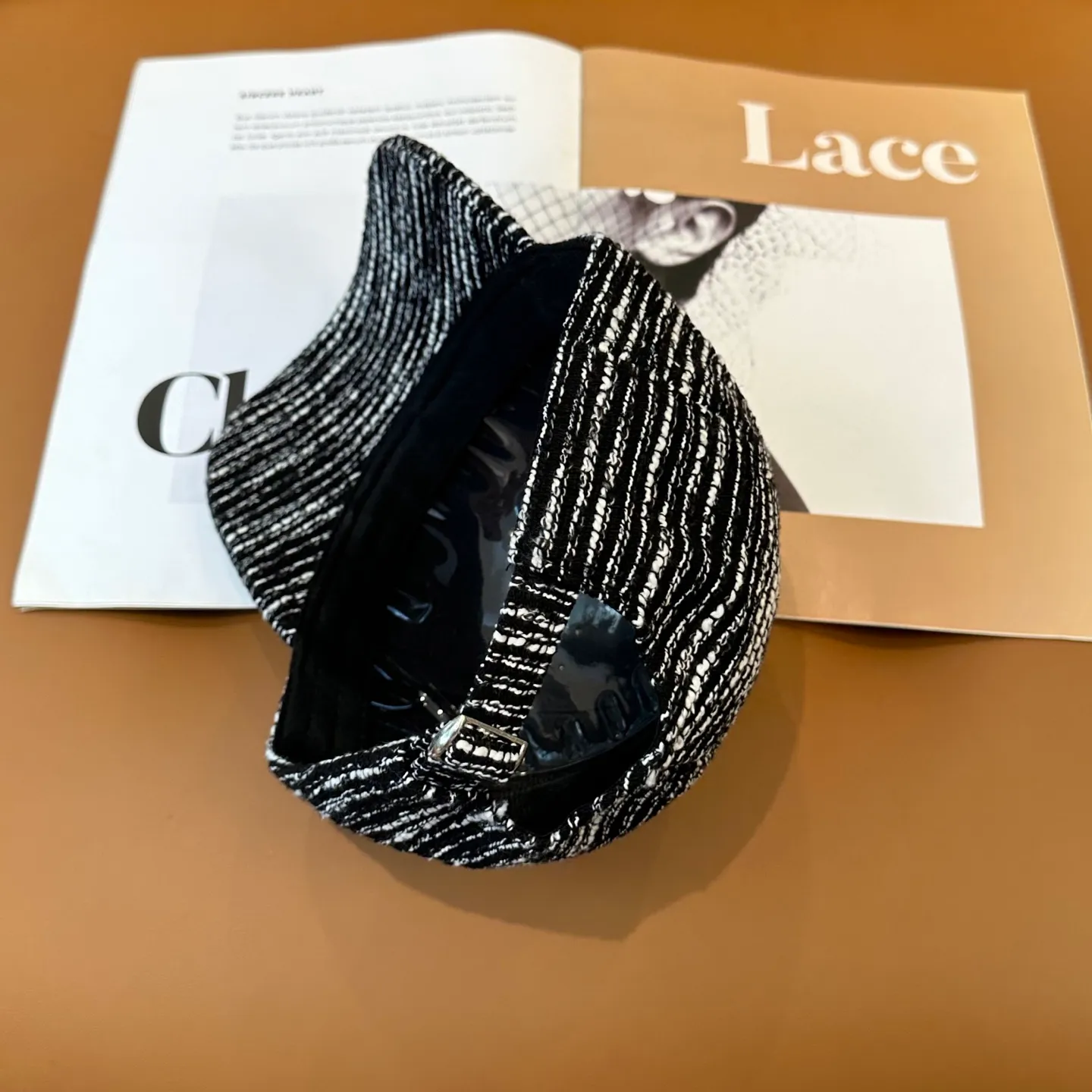 P50 Loewe's new autumn/winter baseball cap is a good-looking, sun-blocking and wind-blocking all-season model. You can wear it with your eyes closed and it won't look out of place! The fit is quite wide and the fabric is very good.