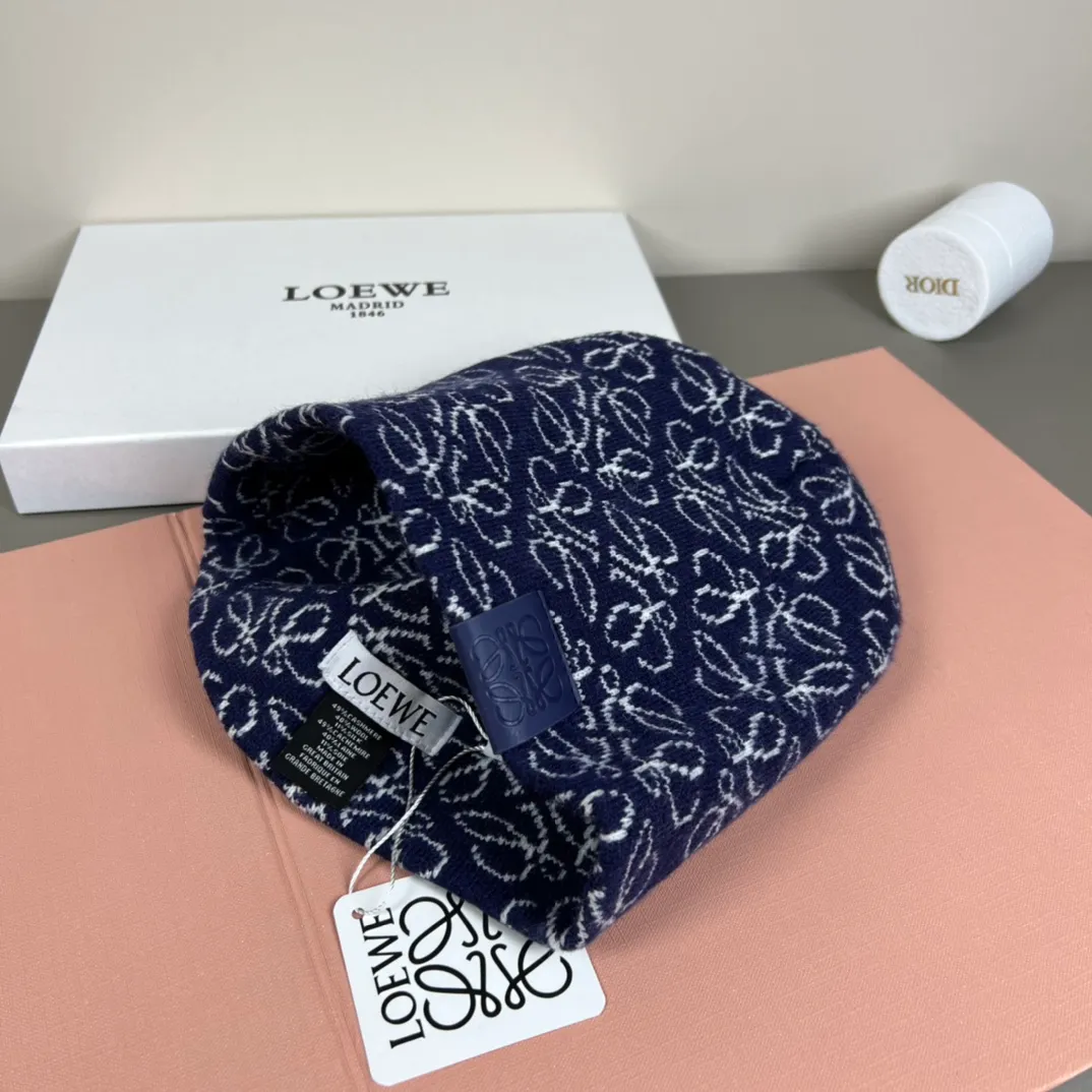 56💰 Classic knitted hat from loewe official website! Xiaohongshu’s hottest selling item! Dress well! The same style for men and women, thicker and warmer, fashionable and popular 🌸First-class quality, the best brand for warmth in autumn and winter, order now, limited edition