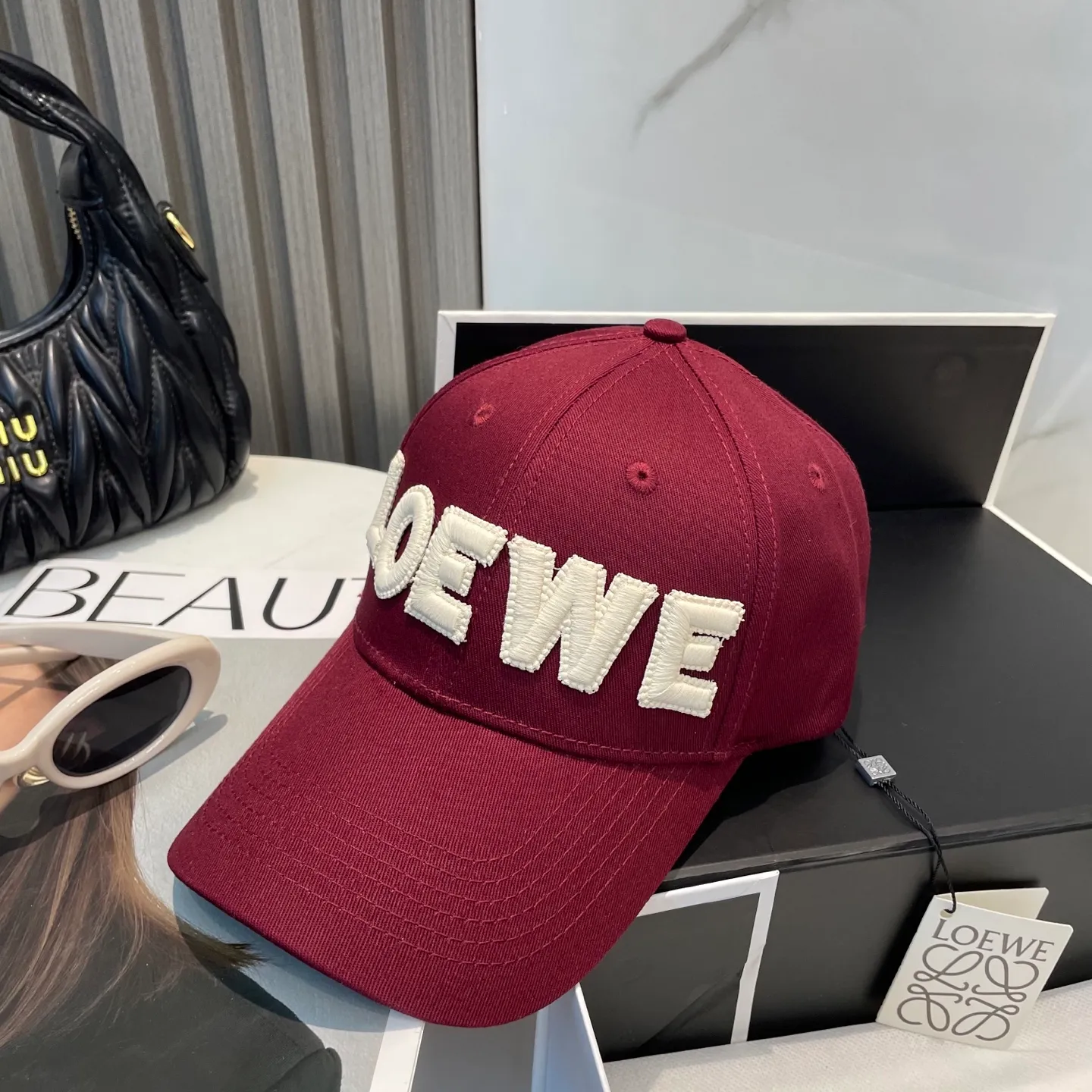 P70 🧢Loewe~New baseball cap🧢, simple embroidered classic logo, super texture👍, exquisite big-name style, a must-have artifact for goddesses, couple style