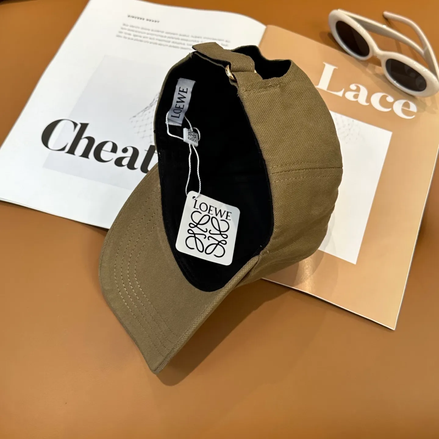 P70 comes with dust bag 👒LOEWE👒LOEWE's new original original design baseball cap🧢Super good texture, standard external line positioning, fine workmanship, simple and elegant, low price and popular!
