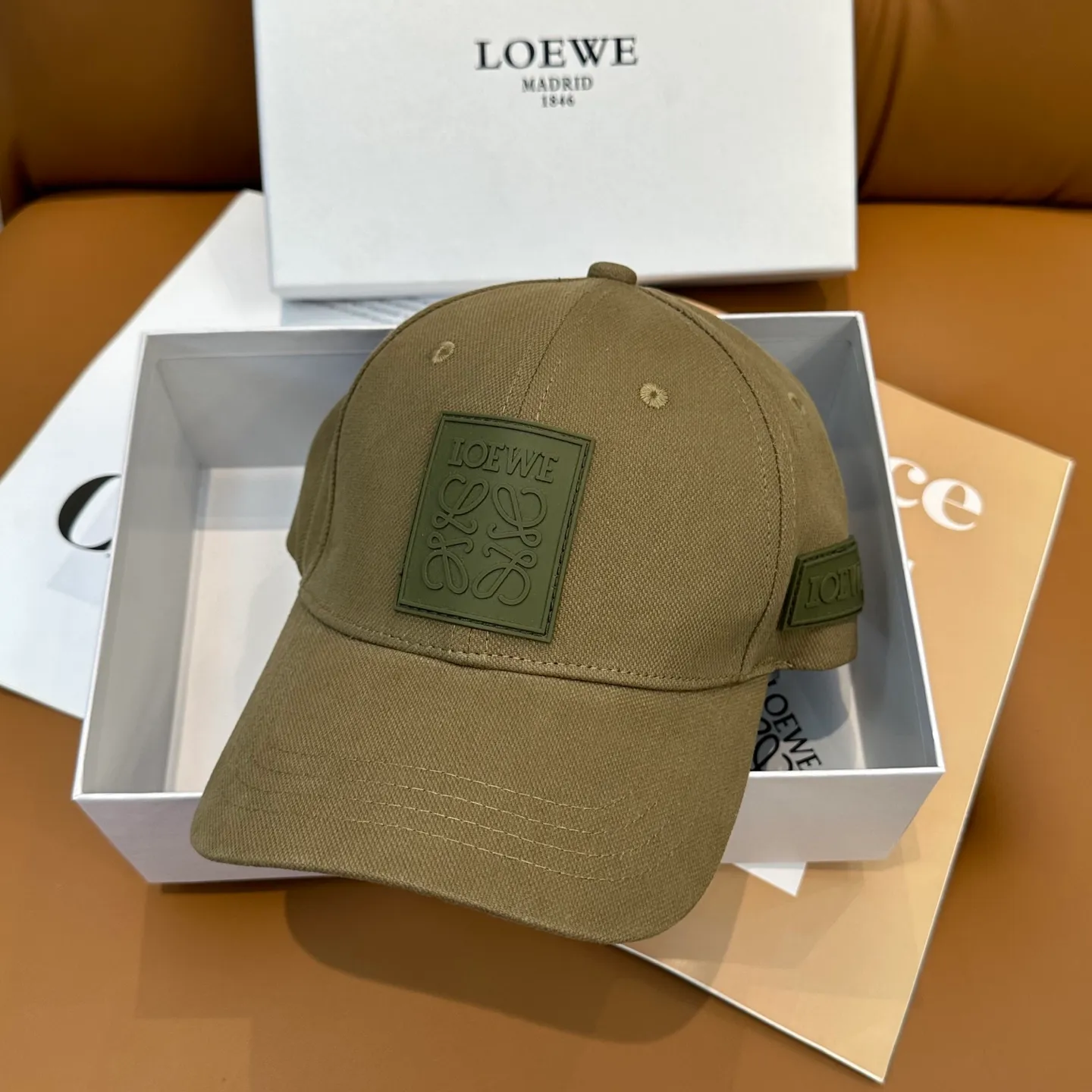 P70 comes with dust bag 👒LOEWE👒LOEWE's new original original design baseball cap🧢Super good texture, standard external line positioning, fine workmanship, simple and elegant, low price and popular!