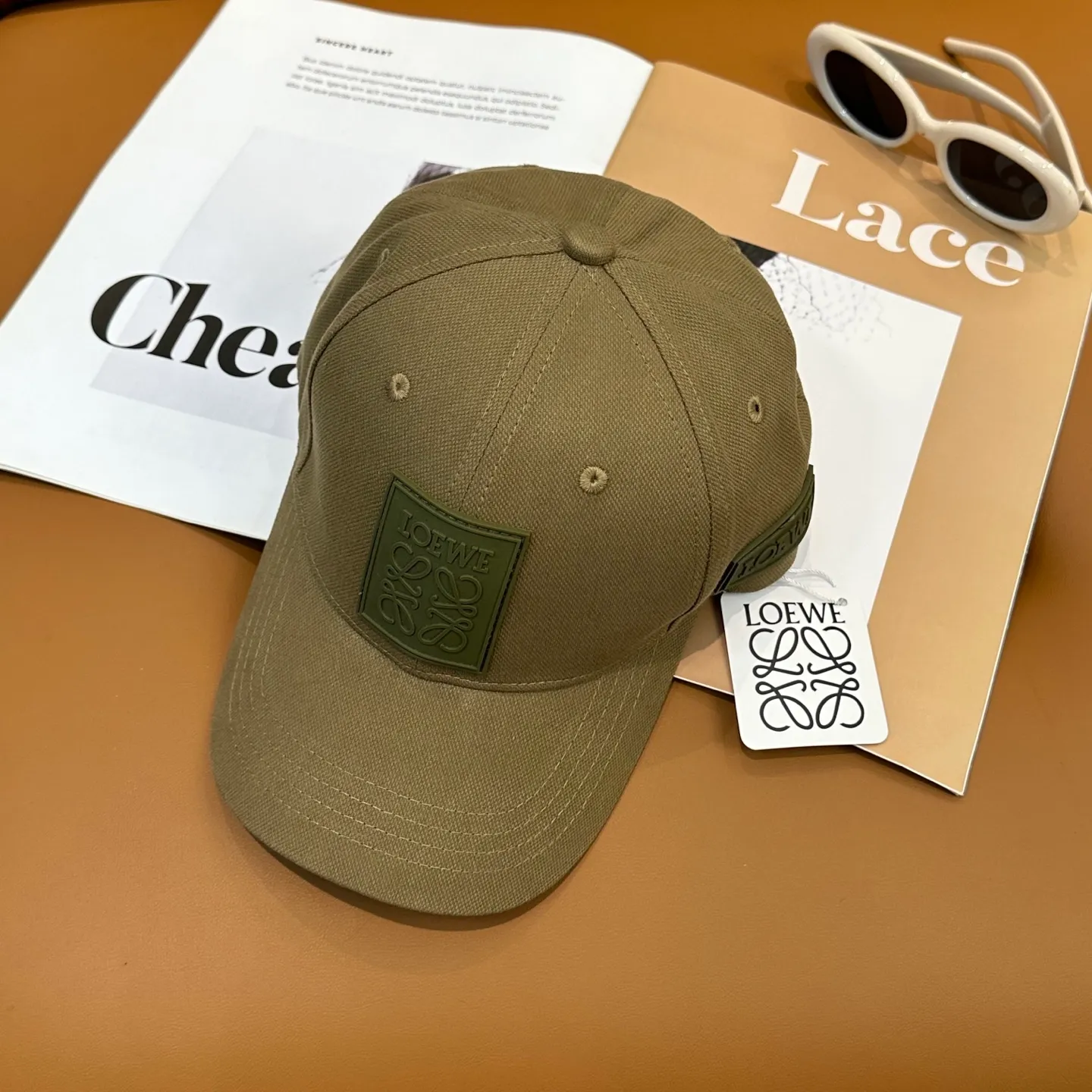 P70 comes with dust bag 👒LOEWE👒LOEWE's new original original design baseball cap🧢Super good texture, standard external line positioning, fine workmanship, simple and elegant, low price and popular!