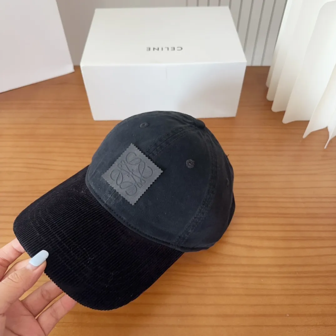 💰60 Loewe Baseball Cap is a good-looking, sun-blocking and wind-blocking all-season style, you can wear it with your eyes closed and it won’t look out of place! The fit is quite wide and the fabric is very good.