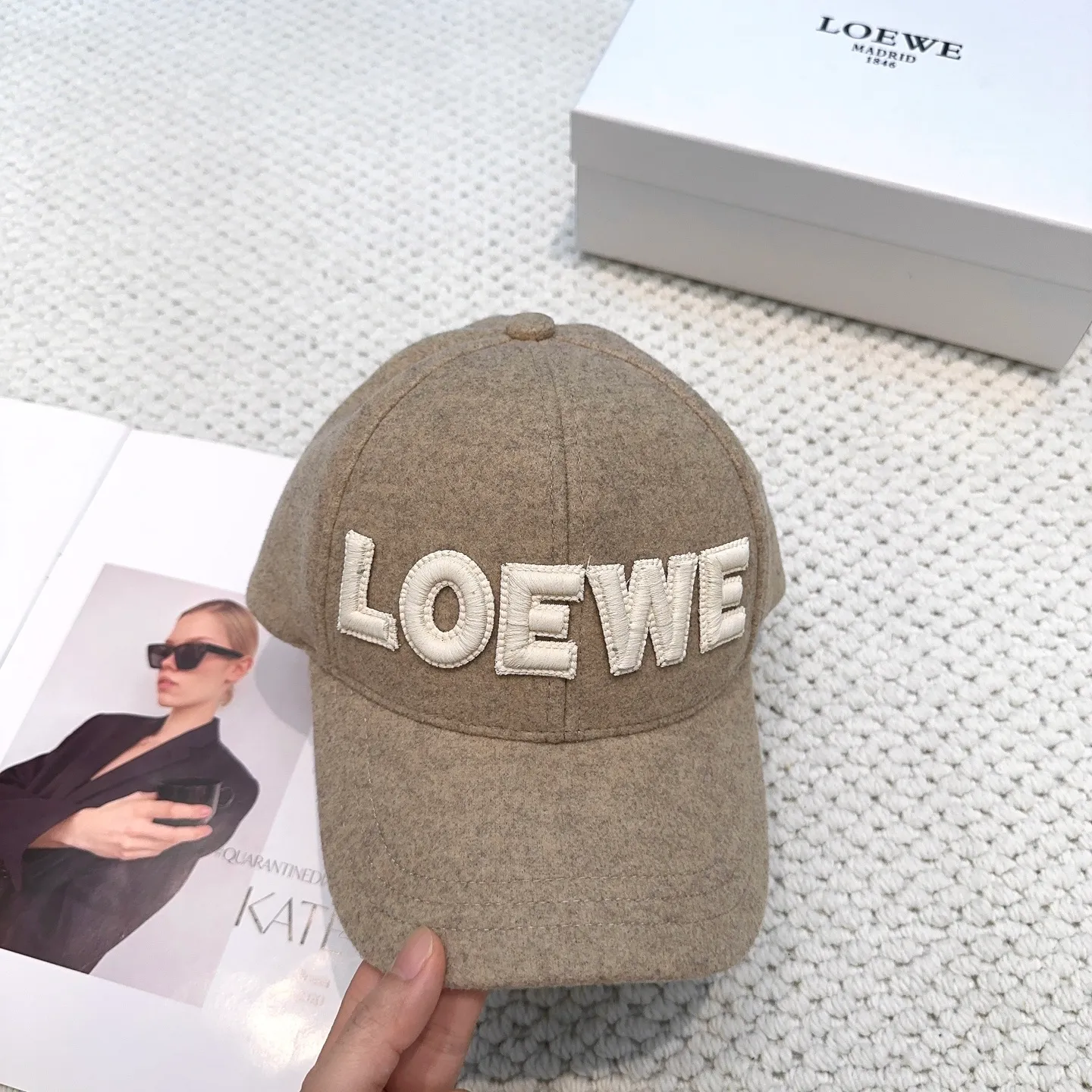 P70 🧢Loewe~New autumn and winter baseball cap🧢, simple embroidered classic logo, super texture👍, exquisite big-name style, a must-have artifact for goddesses, couple style
