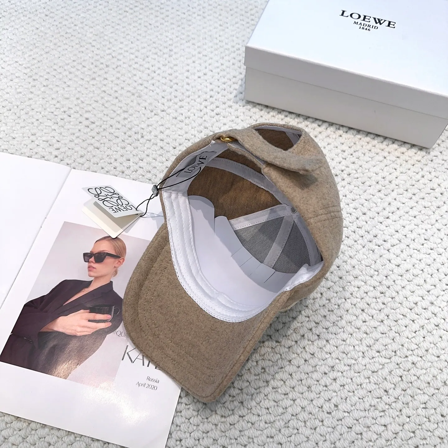 P70 🧢Loewe~New autumn and winter baseball cap🧢, simple embroidered classic logo, super texture👍, exquisite big-name style, a must-have artifact for goddesses, couple style